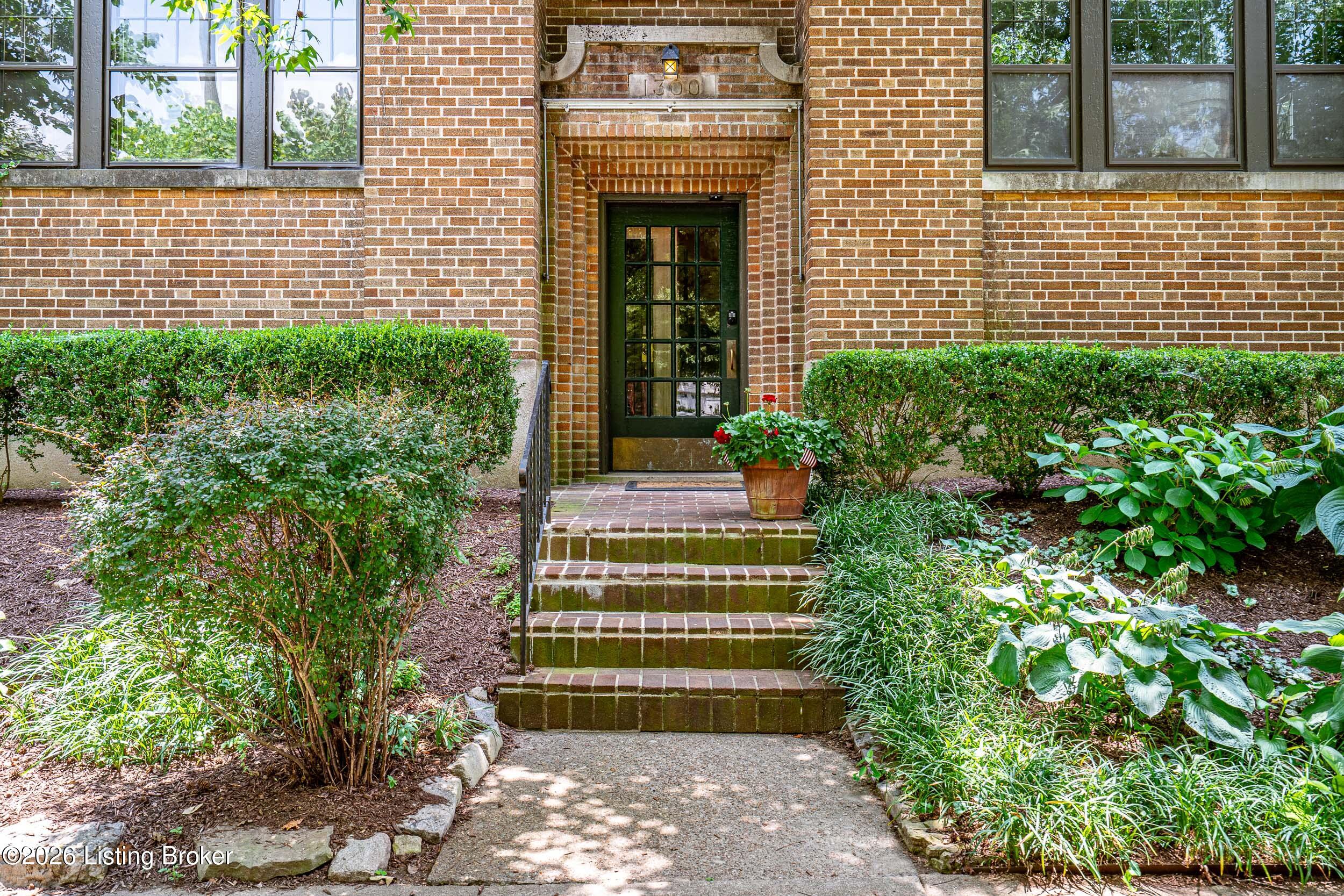1300 Everett Ave Apt 6 — photo