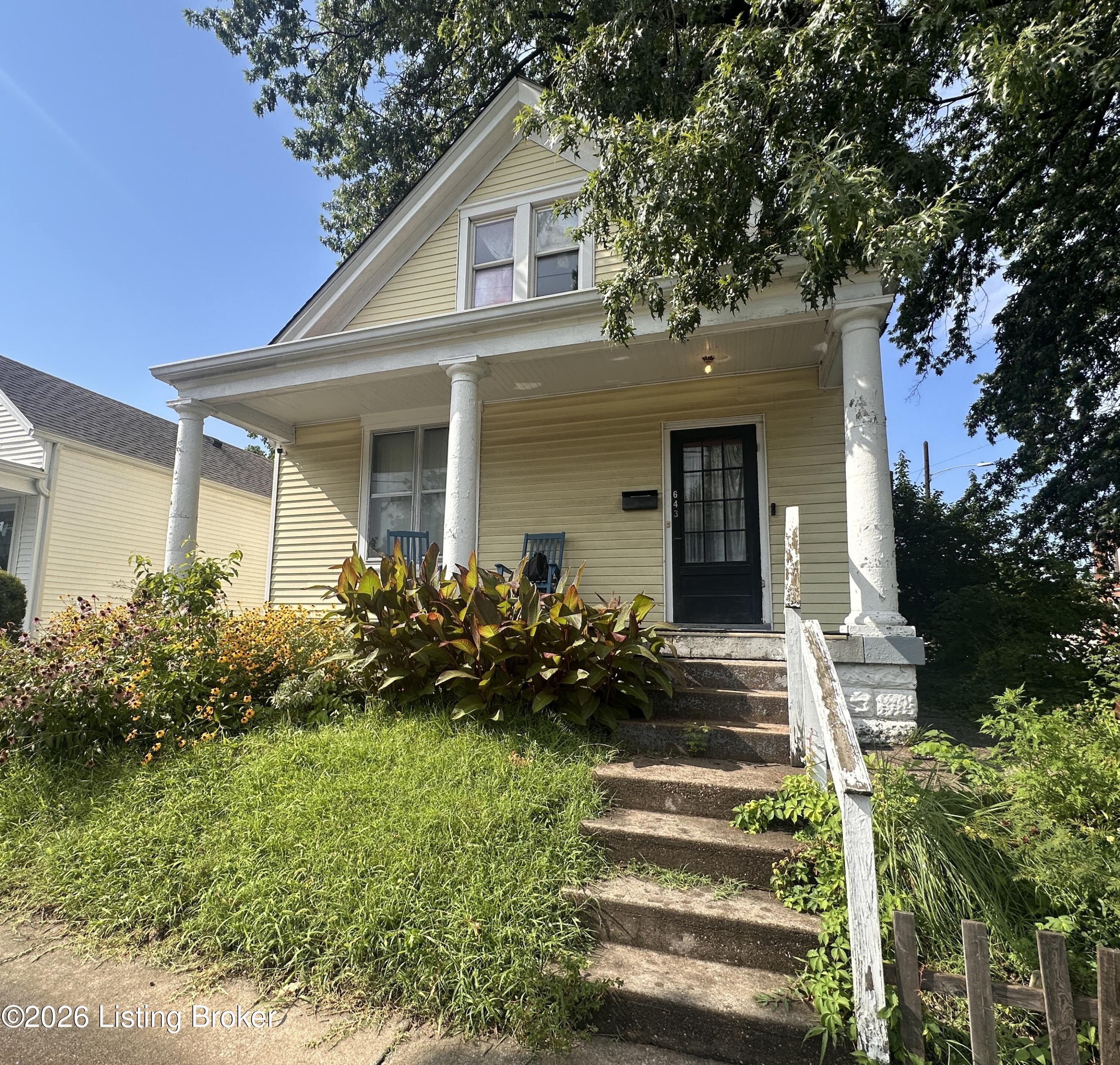 643 E Oak St — photo