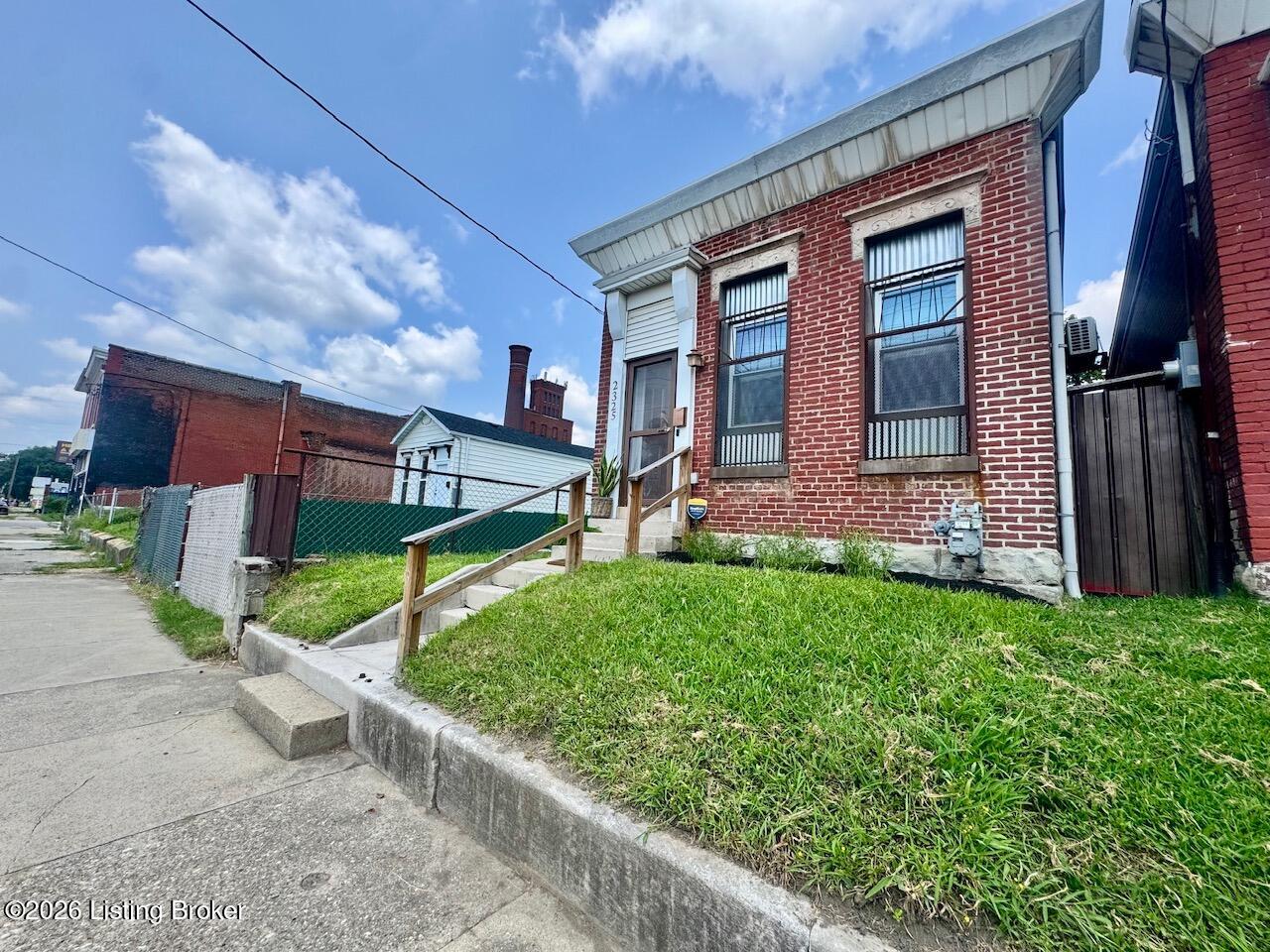 2325 W Market St — photo