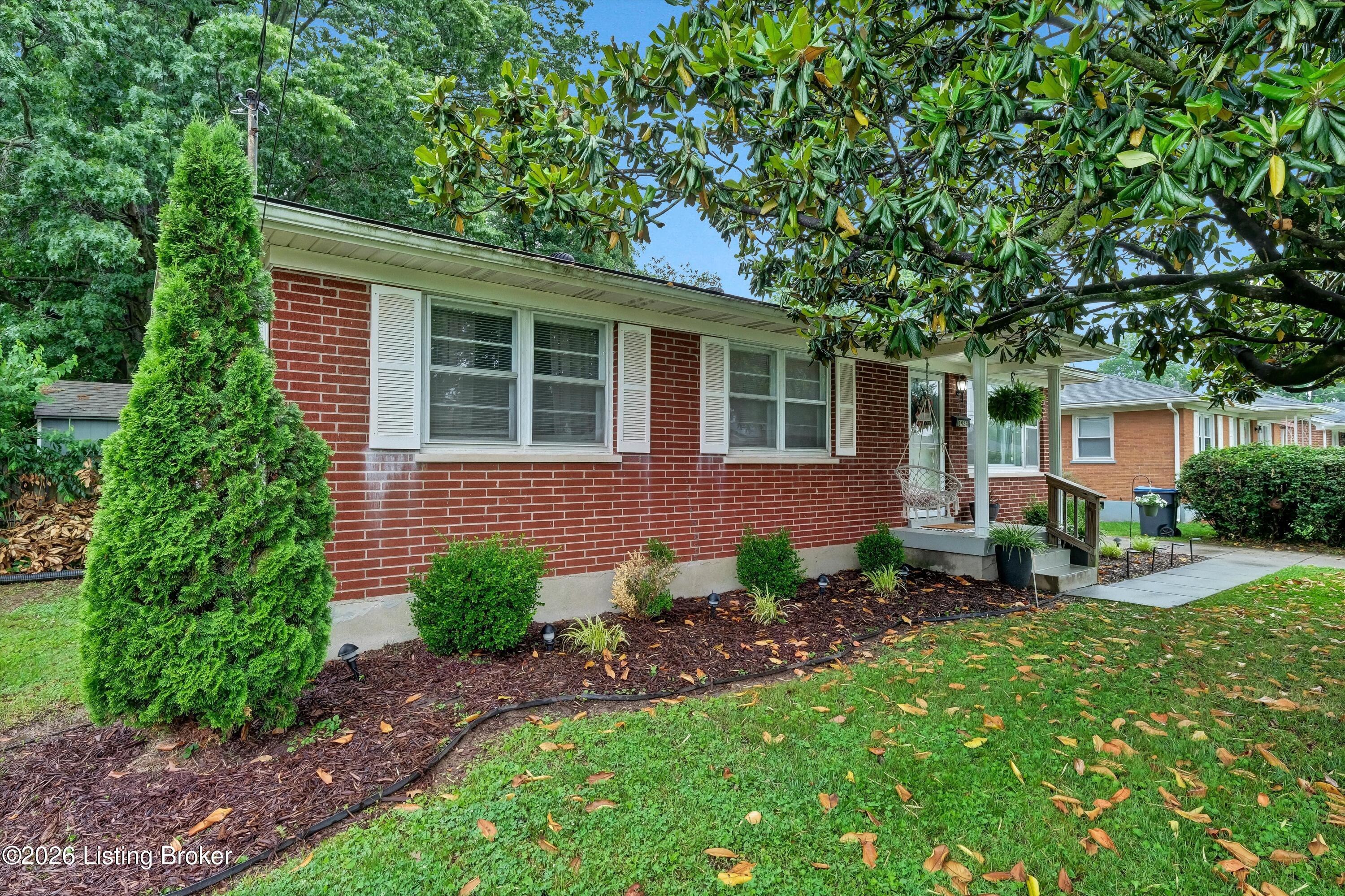 1924 White Oak Ln — photo