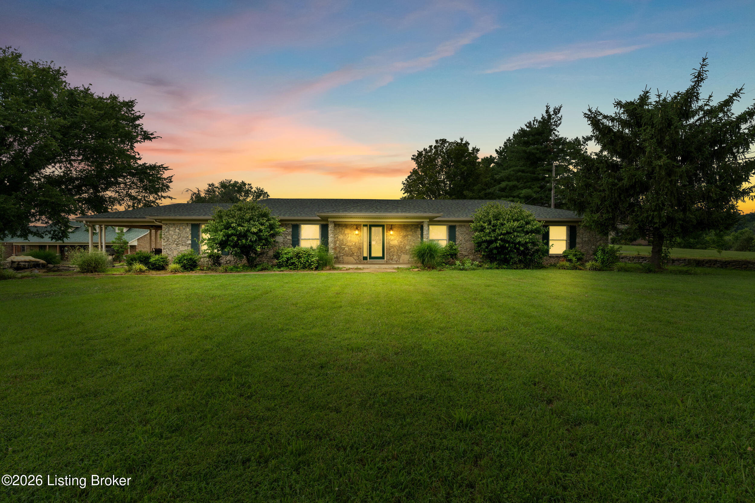 364 Fairview Ln — photo
