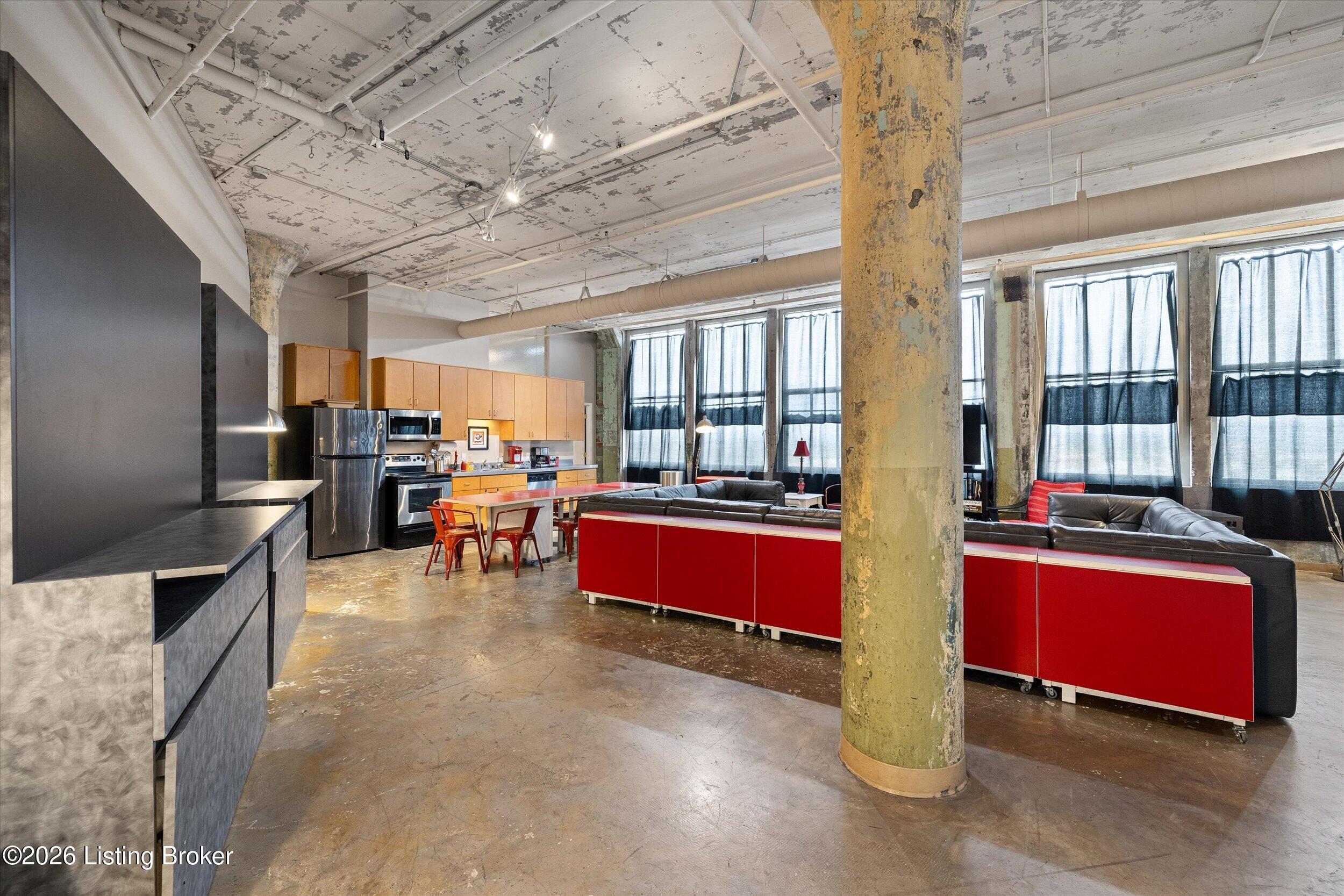 815 W Market St 706 — photo