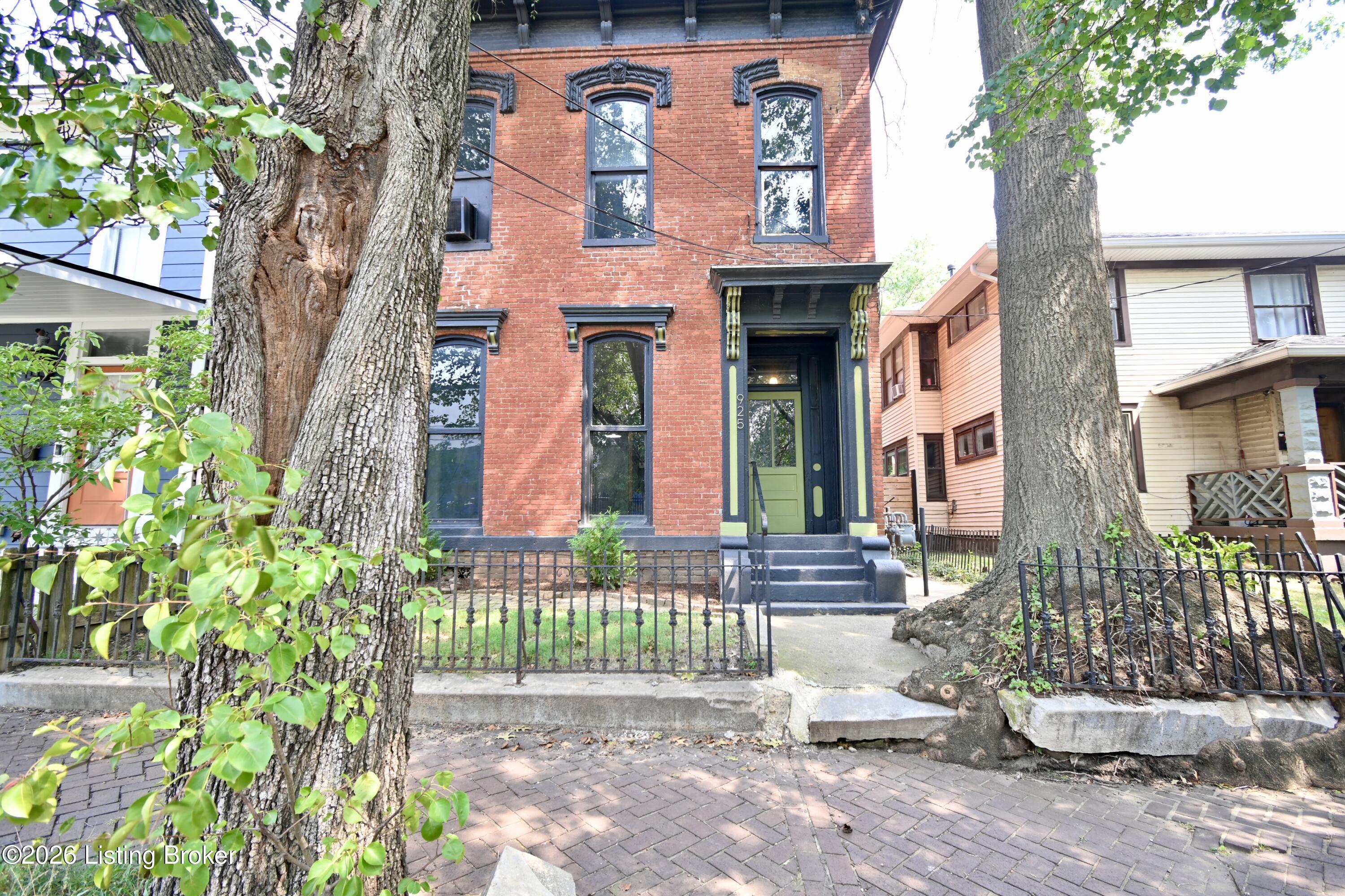 925 E Washington St — photo