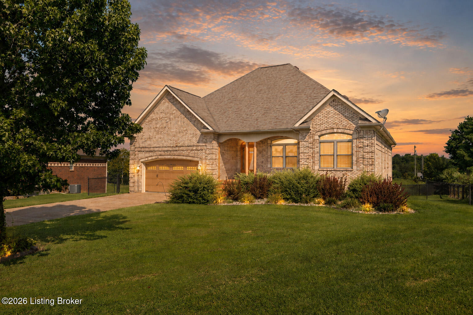 596 Meadowcrest Dr — photo