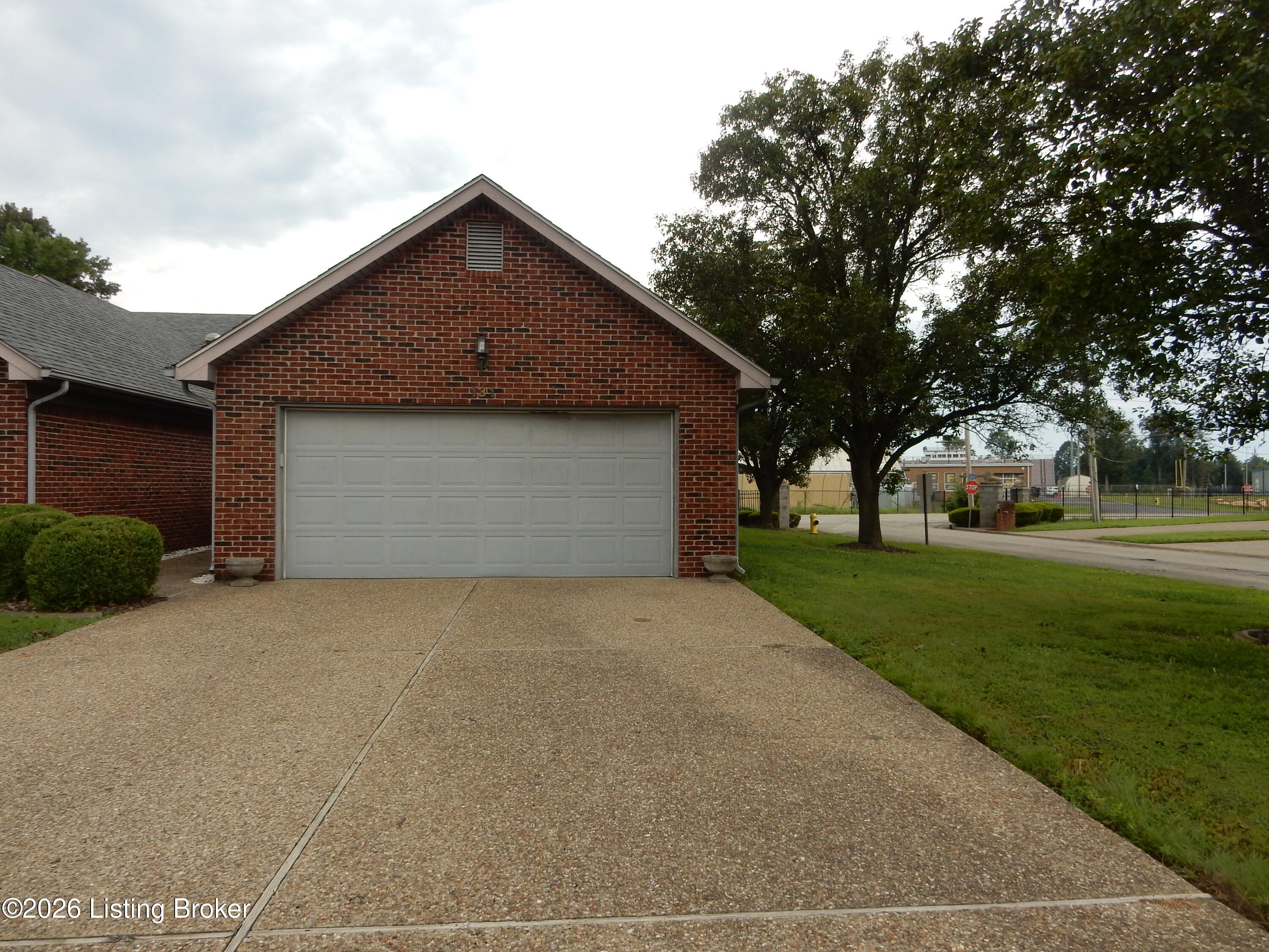 131 Flintstone Ct — photo