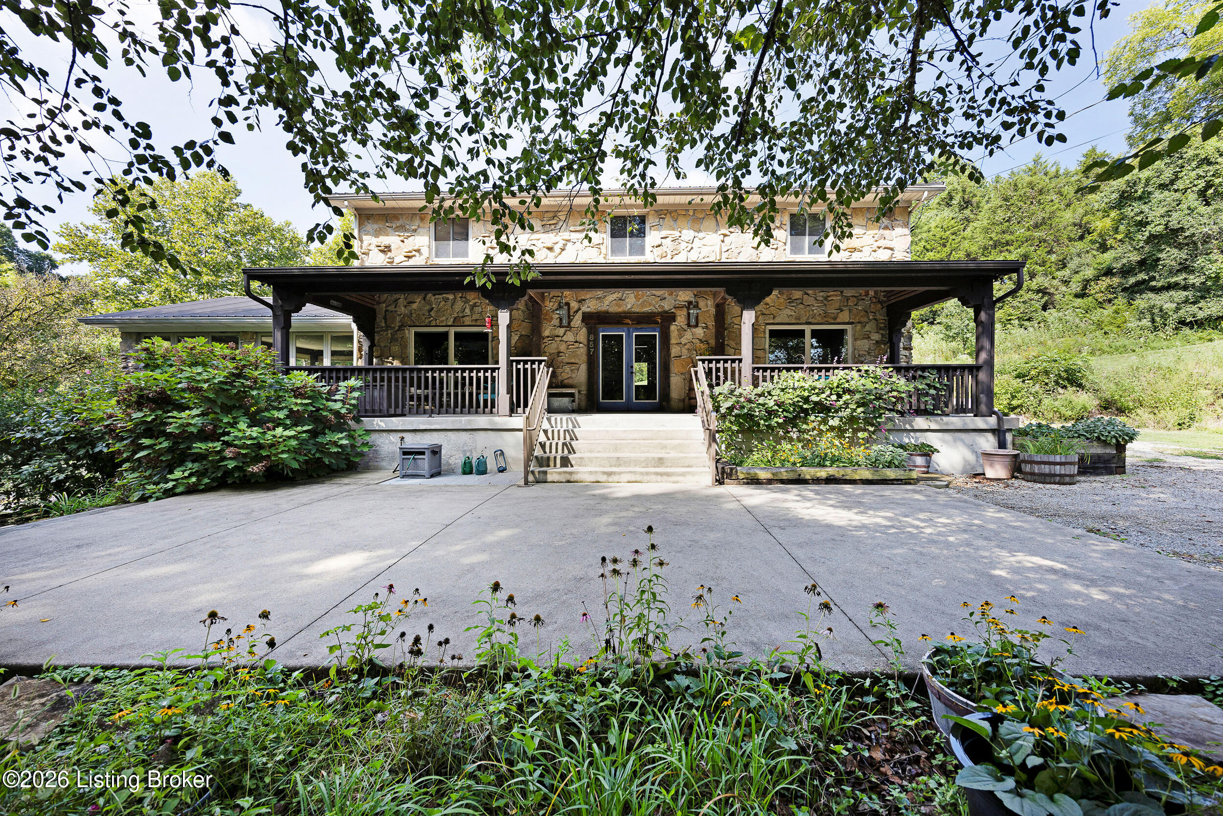 857 Overhill Dr — photo