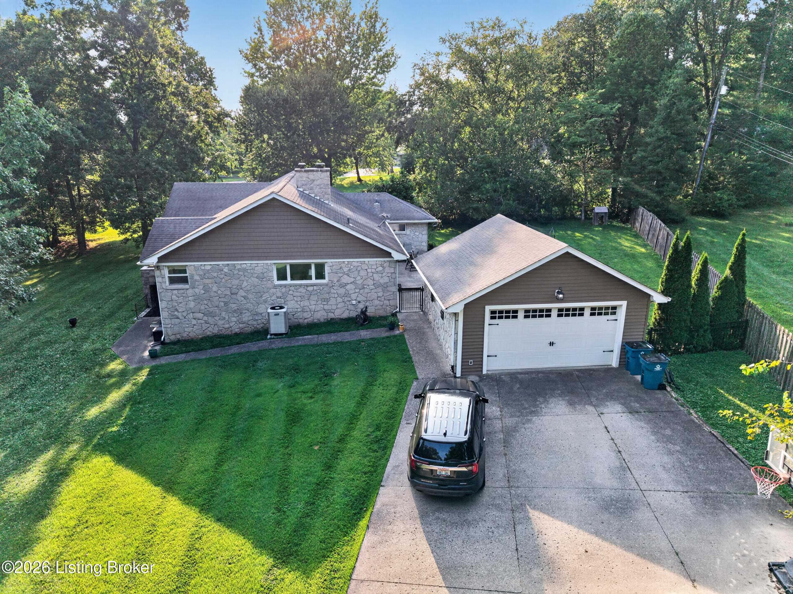 385 Briarwood Cir — photo