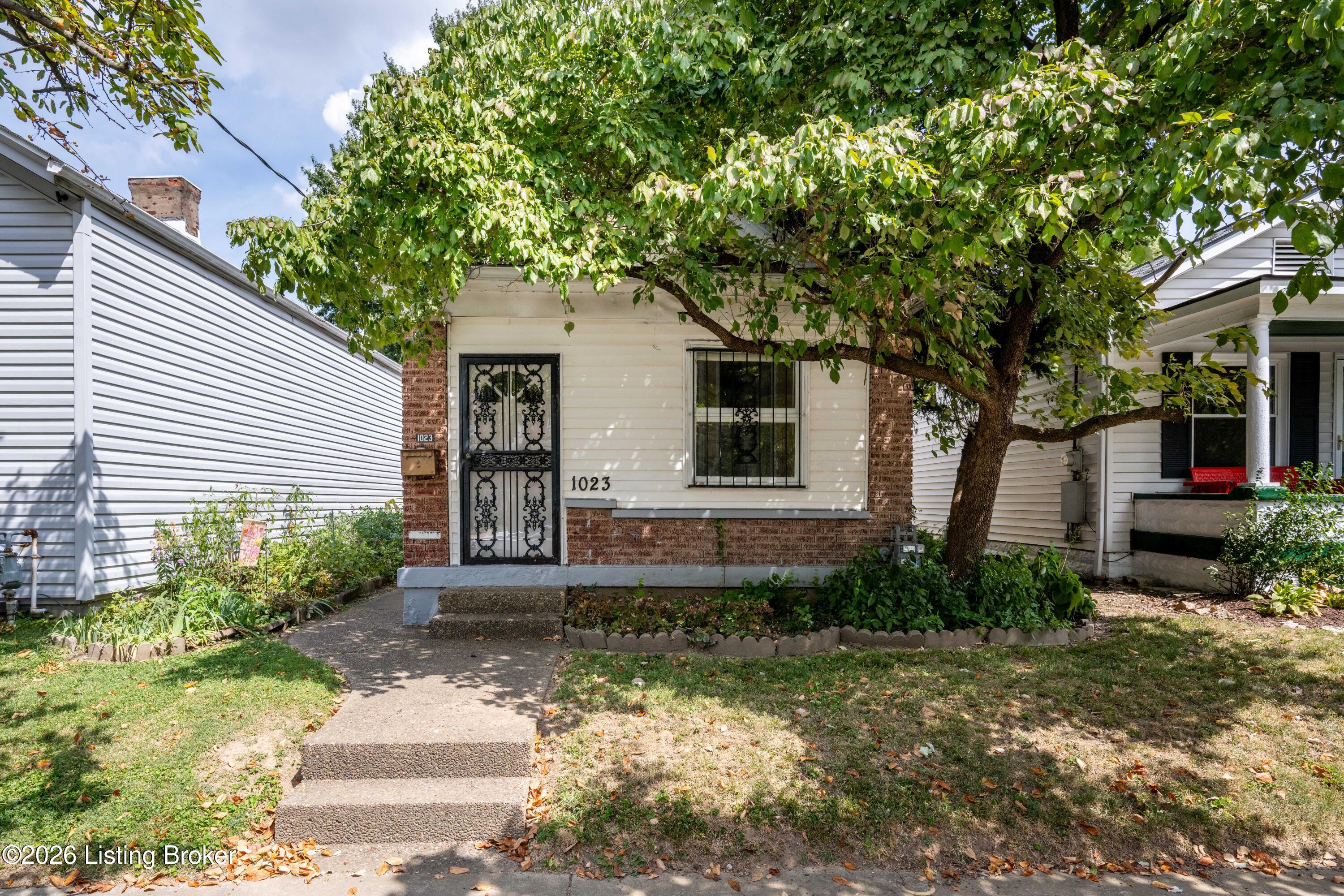 1023 E Burnett Ave — photo
