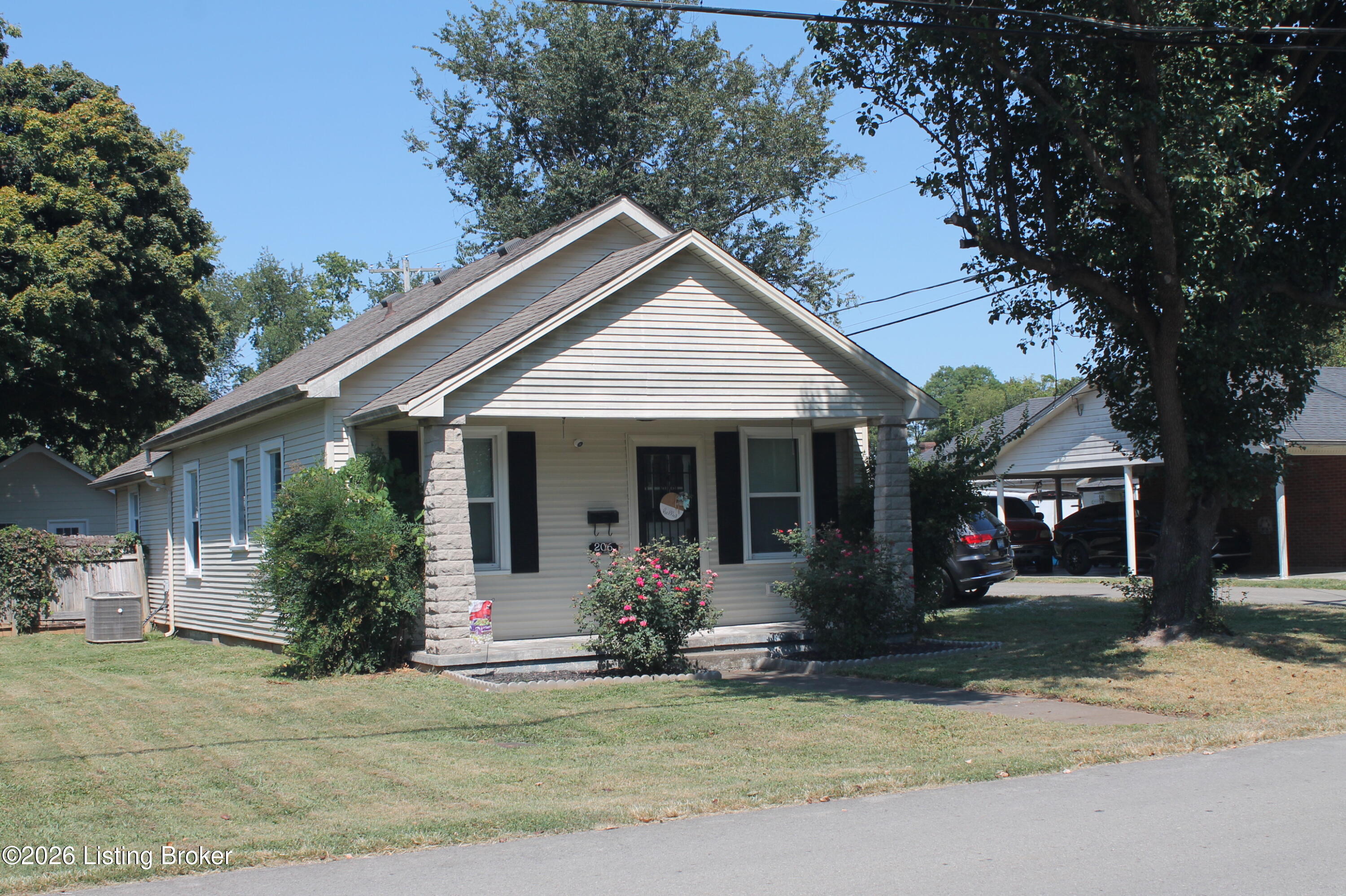 206 E Daugherty Ave — photo