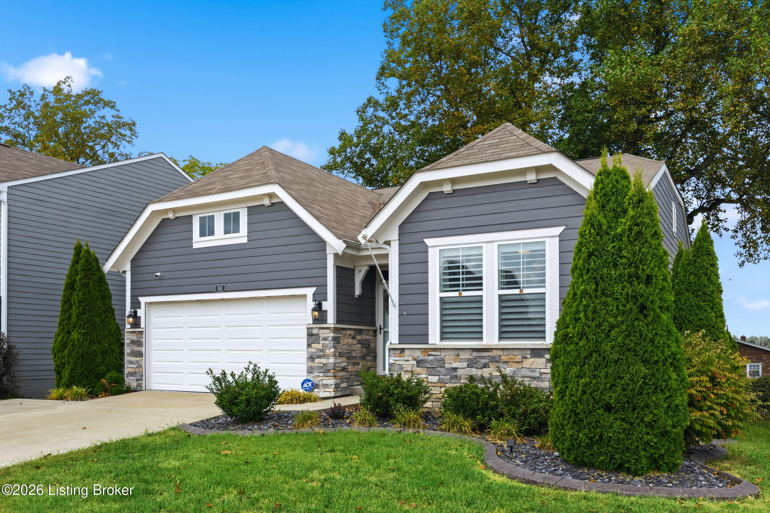 591 Williamsburg Dr — photo
