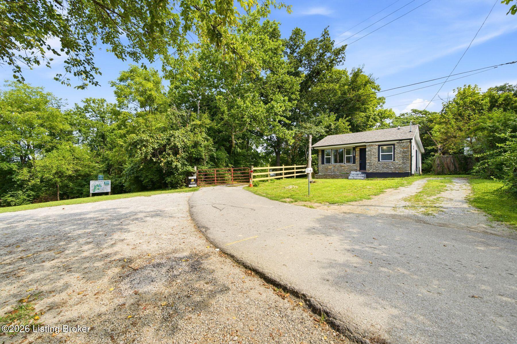 403 Maple Ct — photo