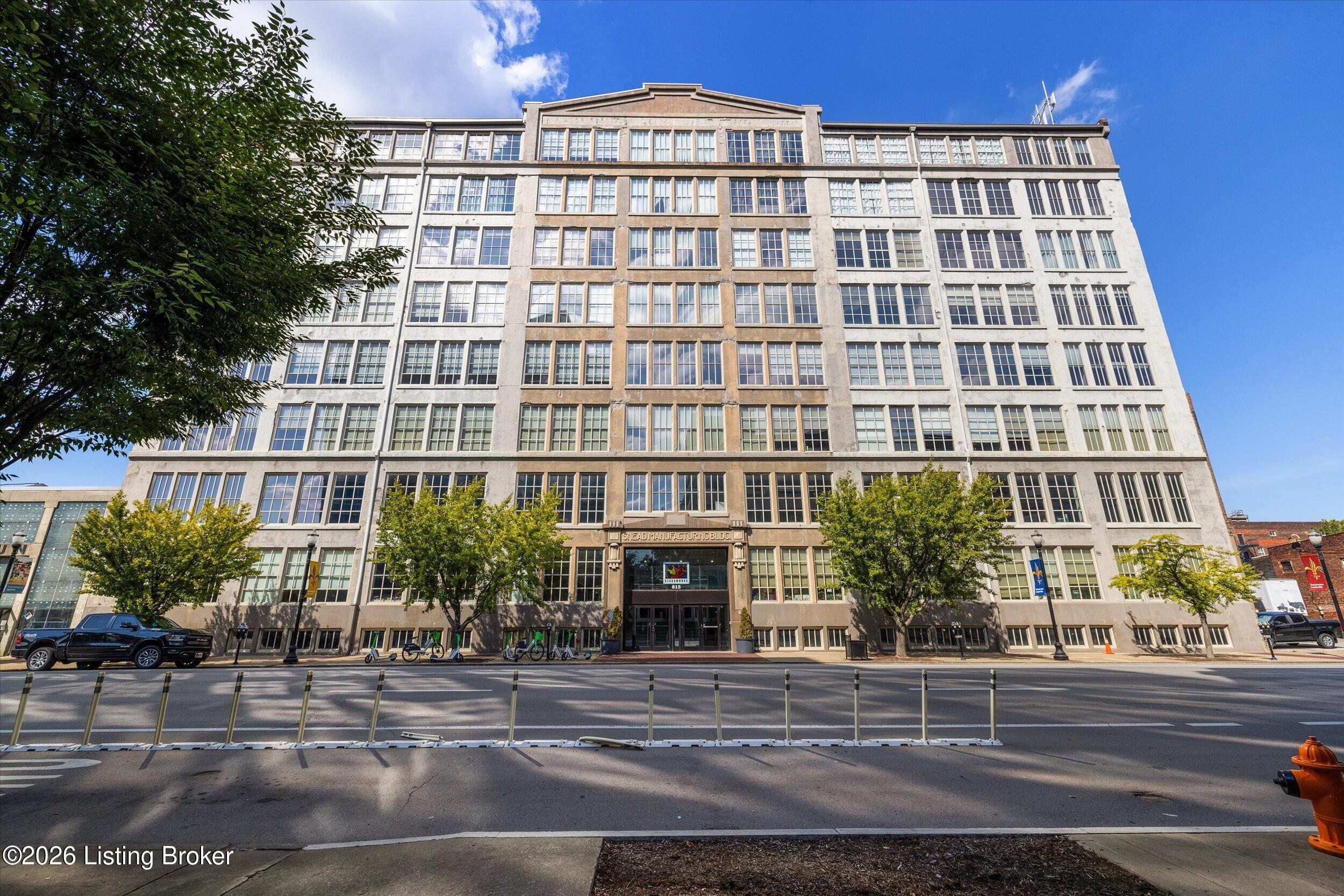815 W Market St 605 — photo