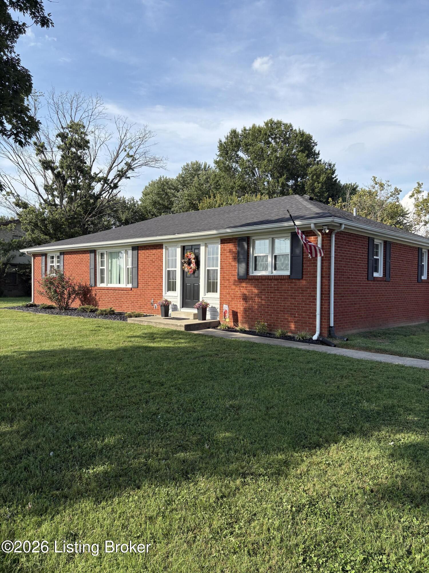 2574 Zoneton Rd — photo