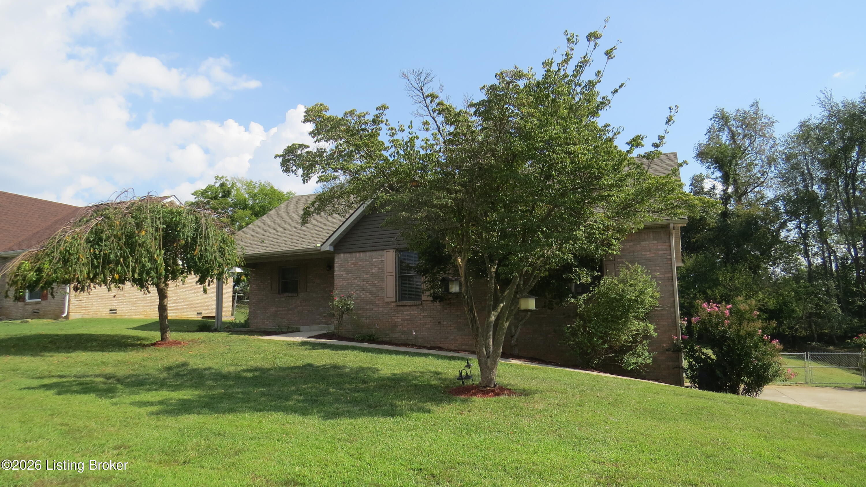 323 Oakview Dr — photo