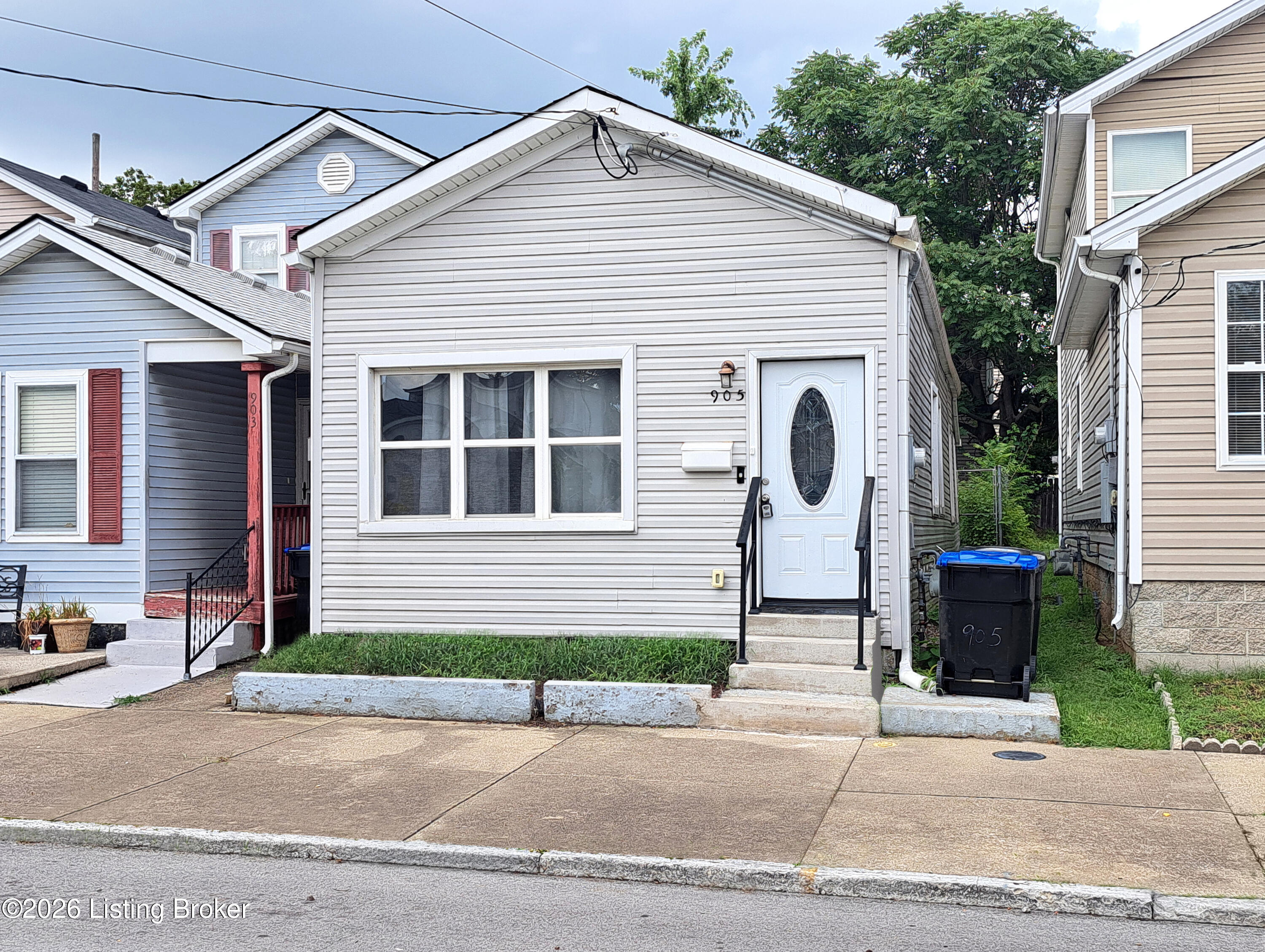 905 E Madison St — photo