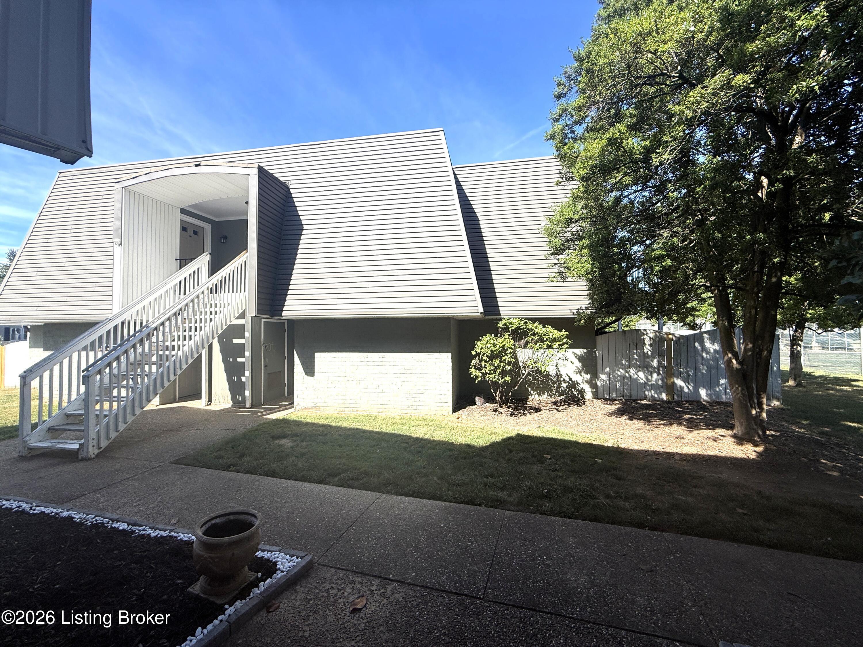 902 La Fontenay Ct — photo