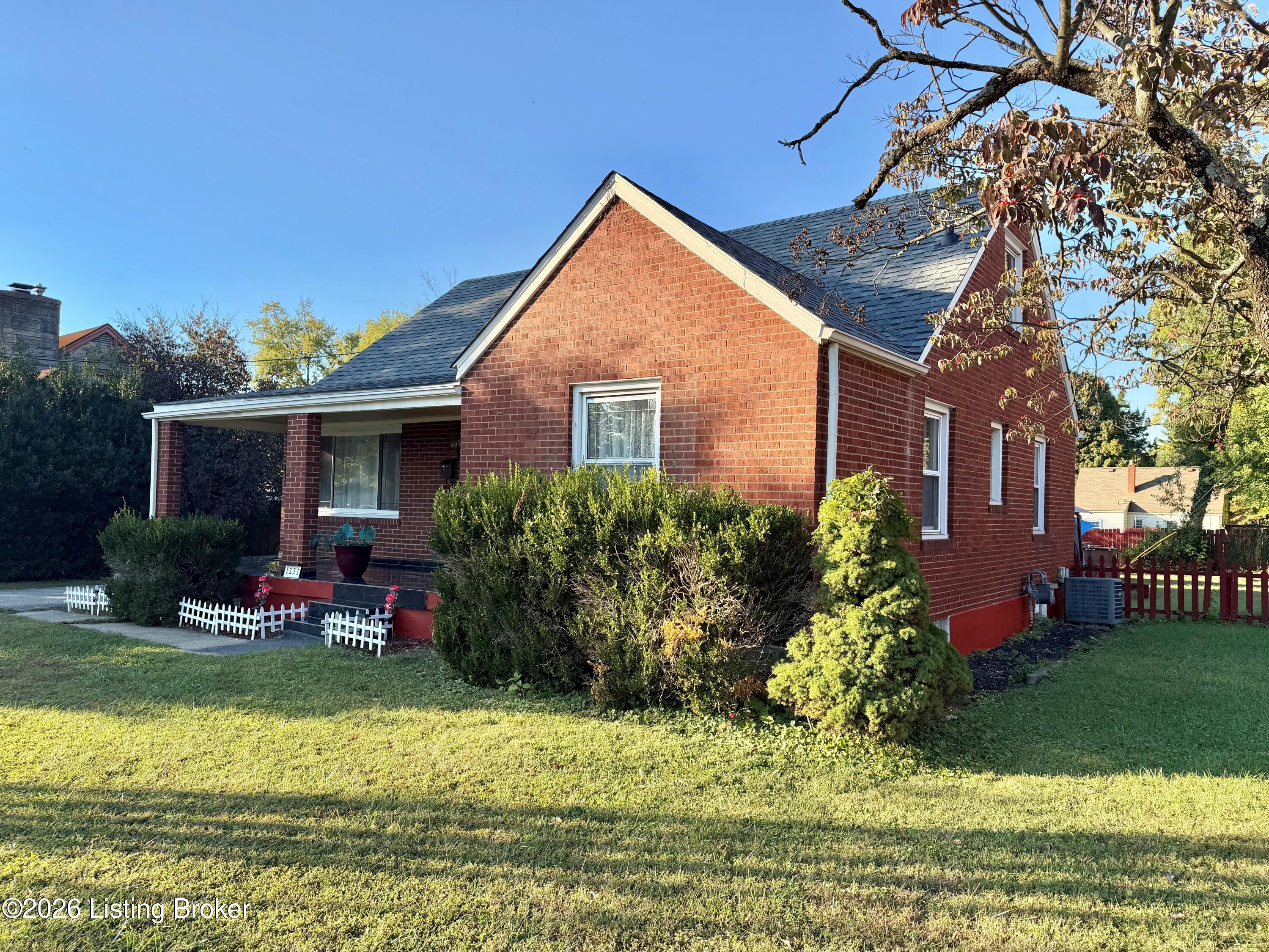 1111 Forest View Dr — photo