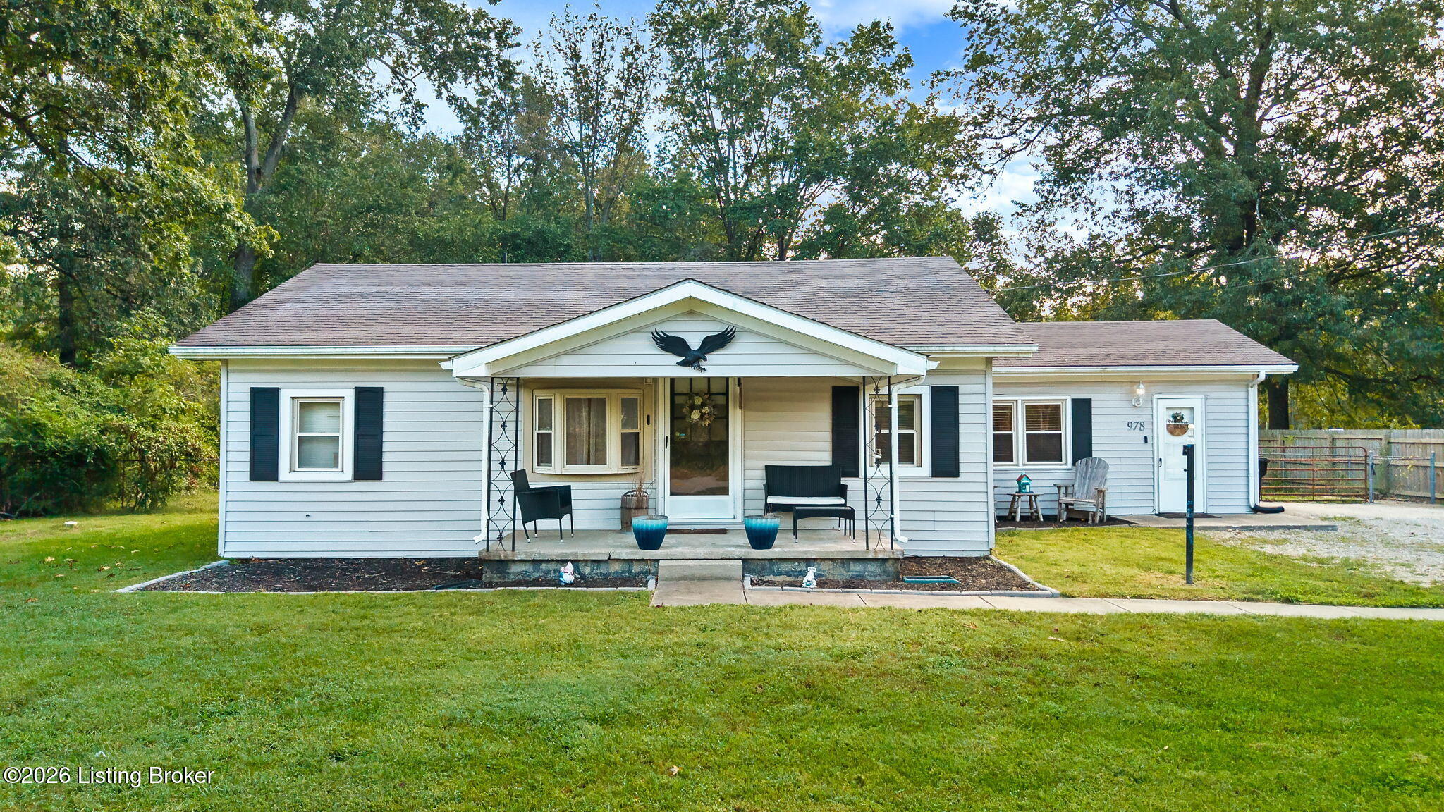 978 Raymond Rd — photo