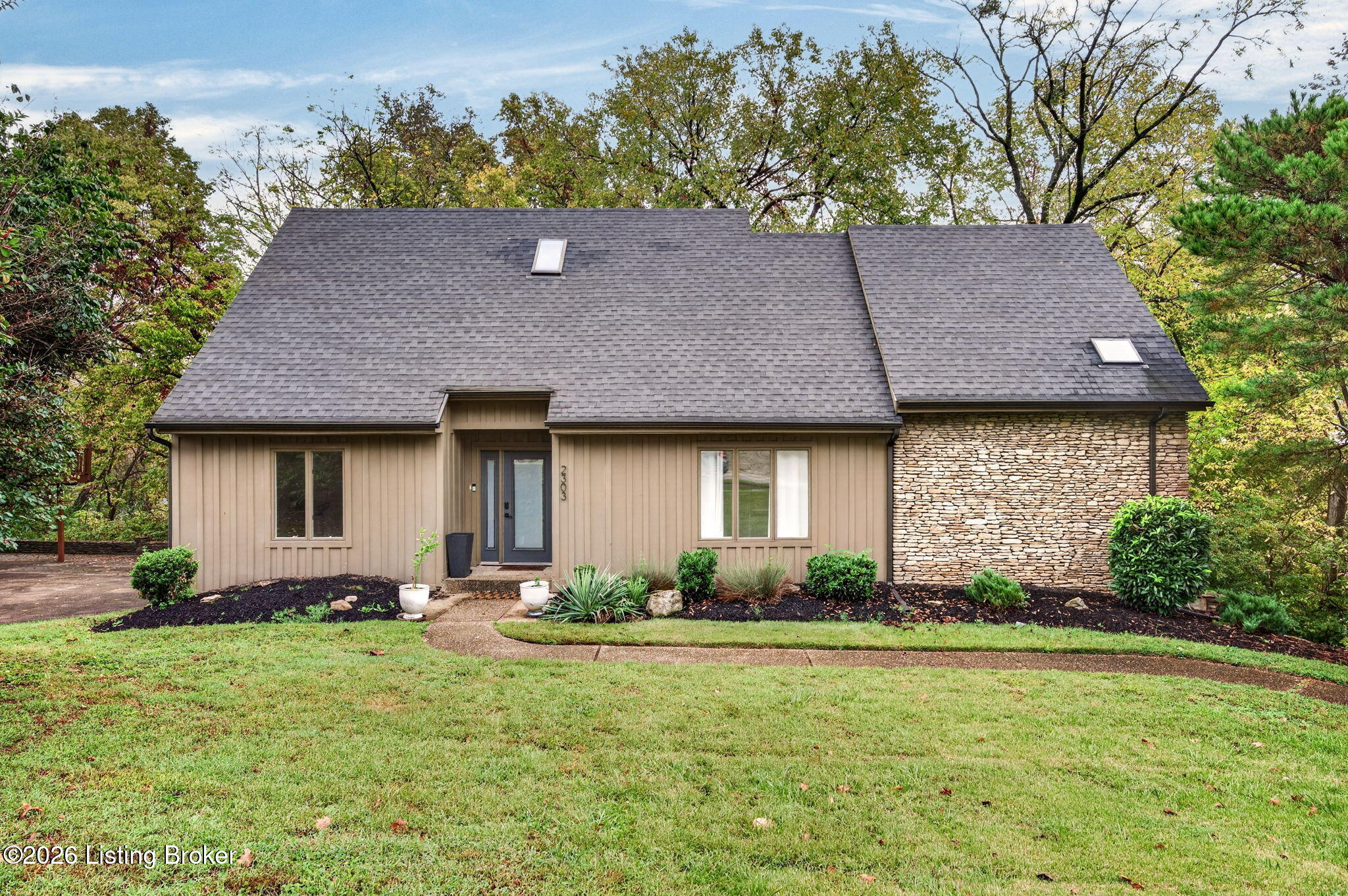 2303 Phoenix Hill Dr — photo