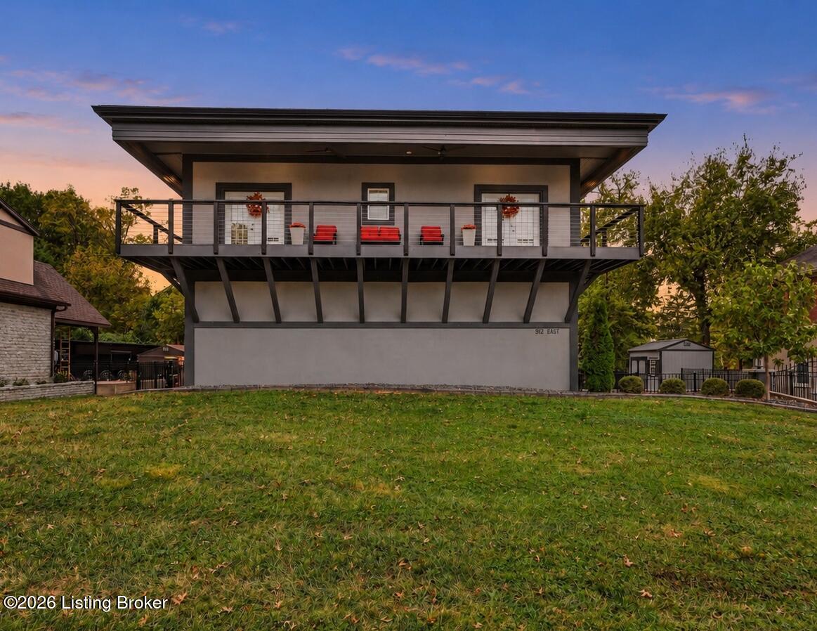 912 E Riverside Dr — photo