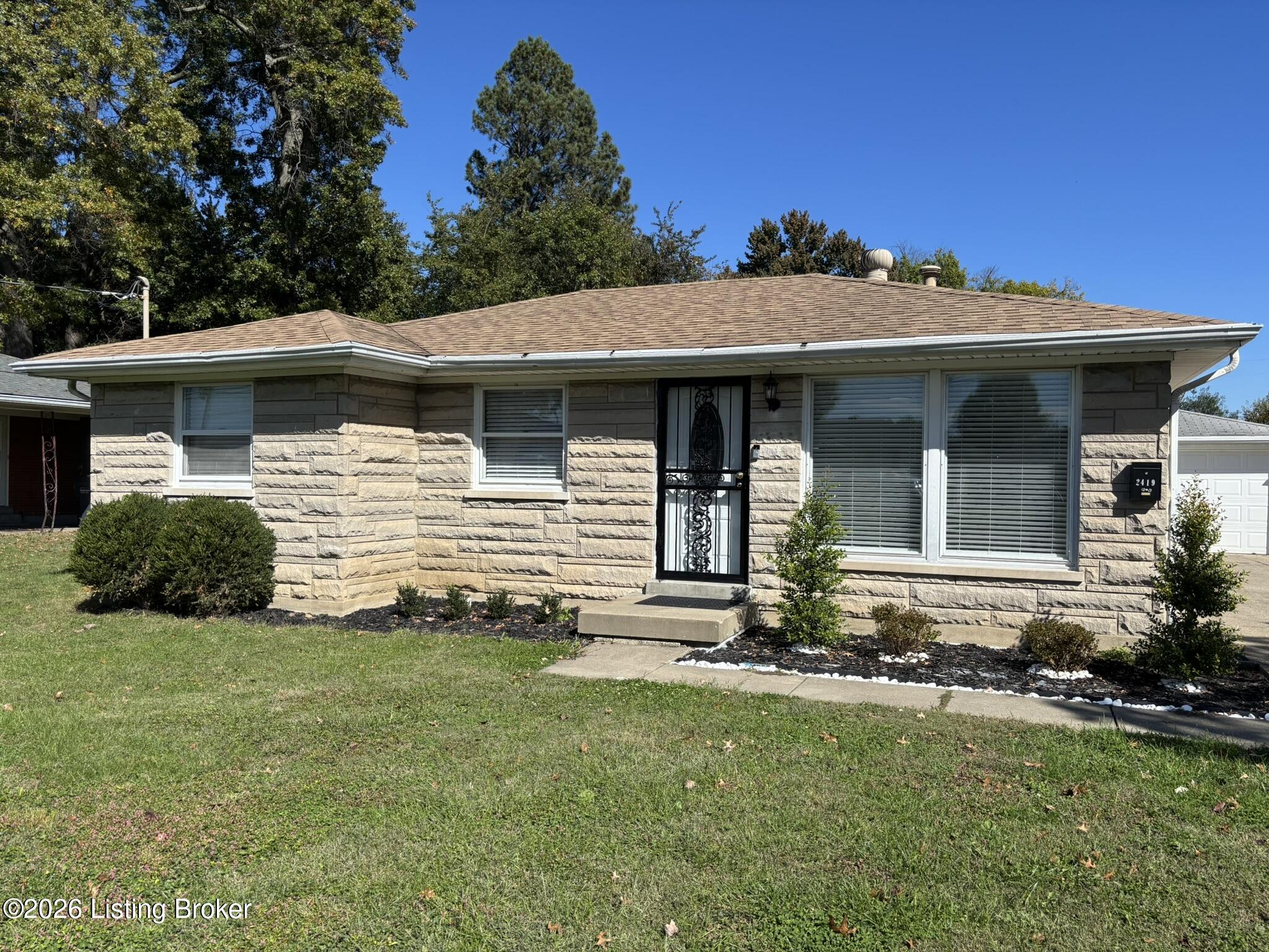 2419 Paddock Ln — photo
