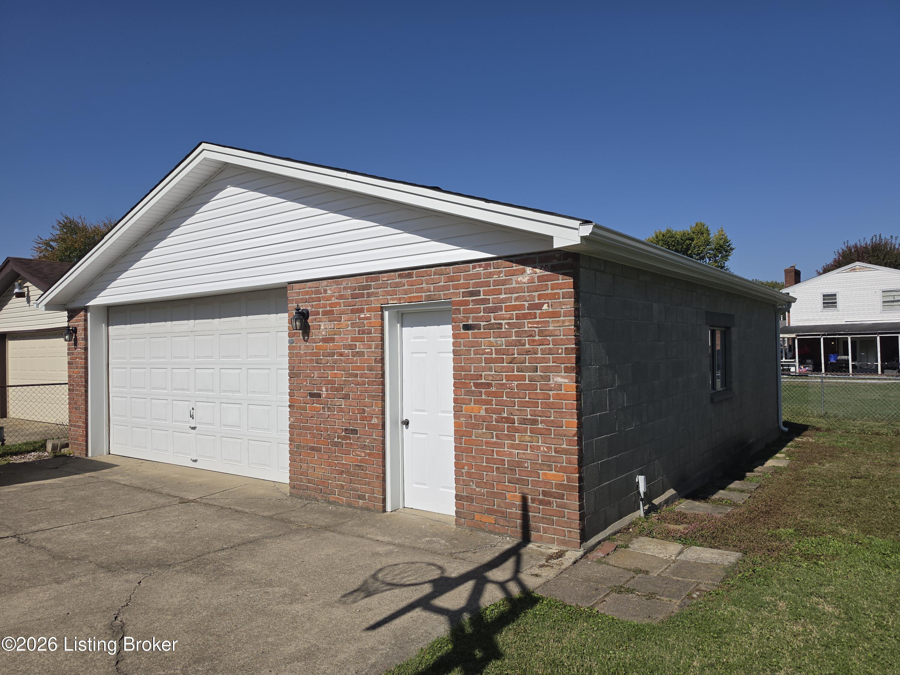 8007 Brush Ln — photo