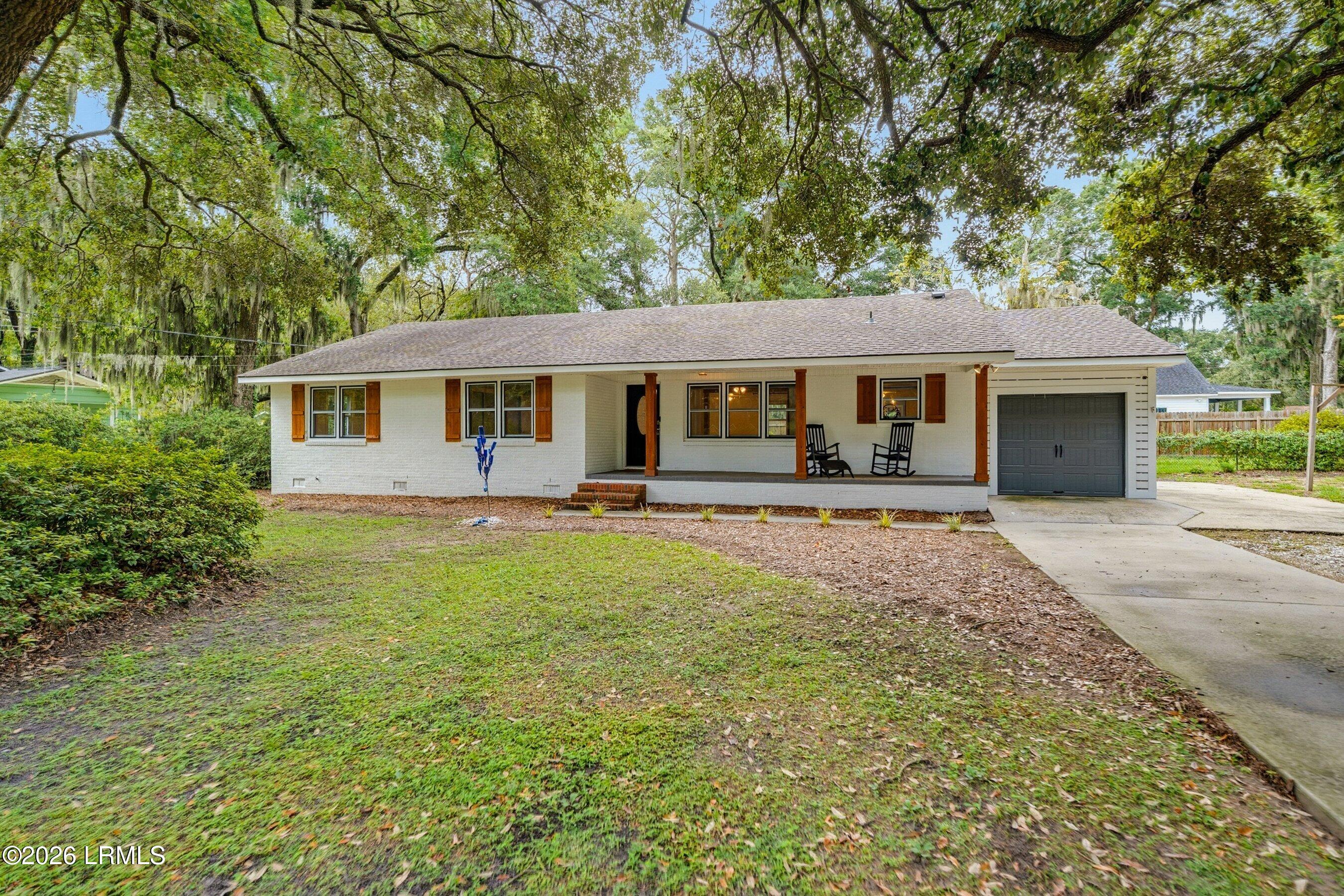 8 Miller Drive W — photo