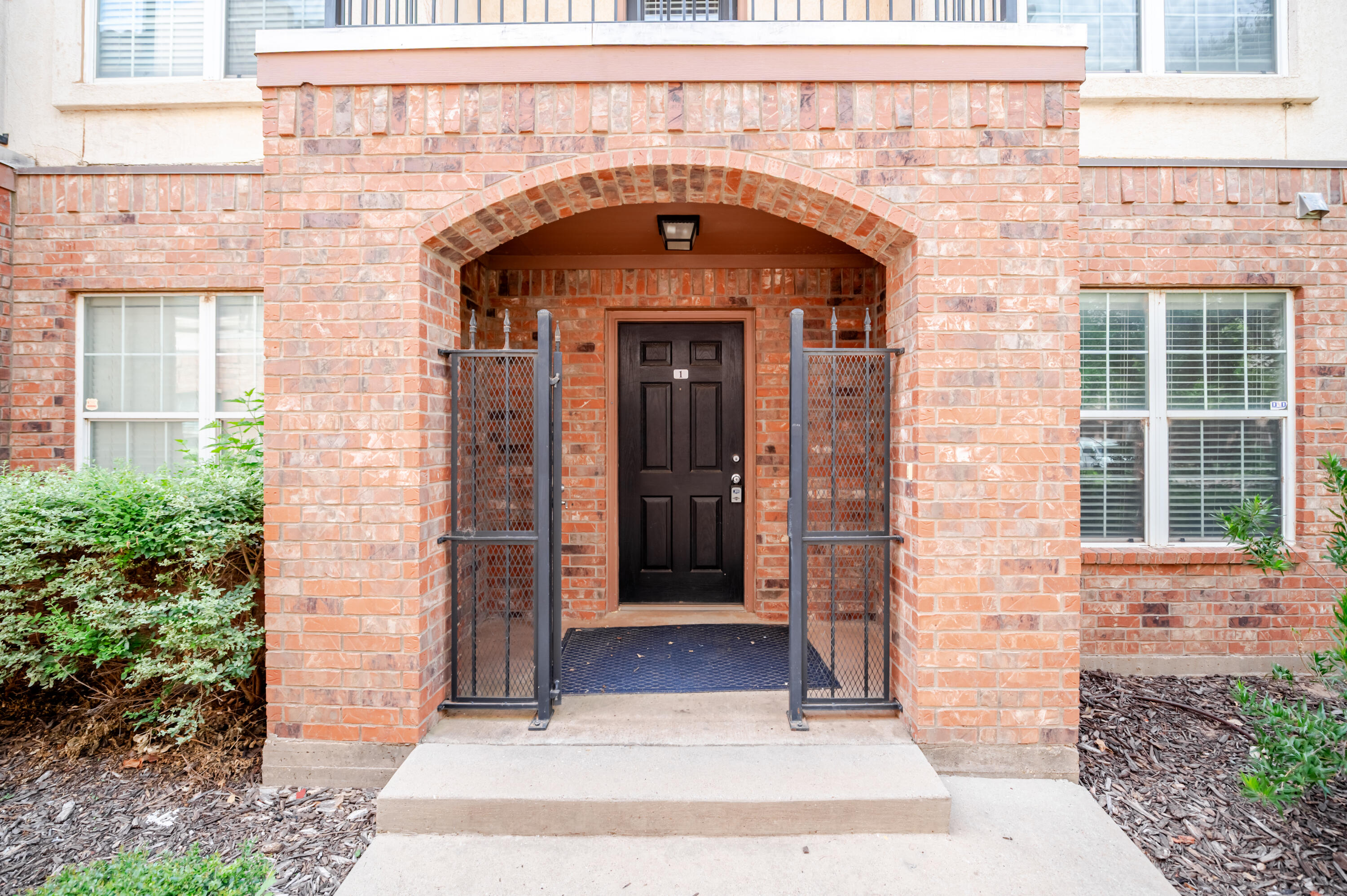 2111 Main Street, Apt 1 — photo