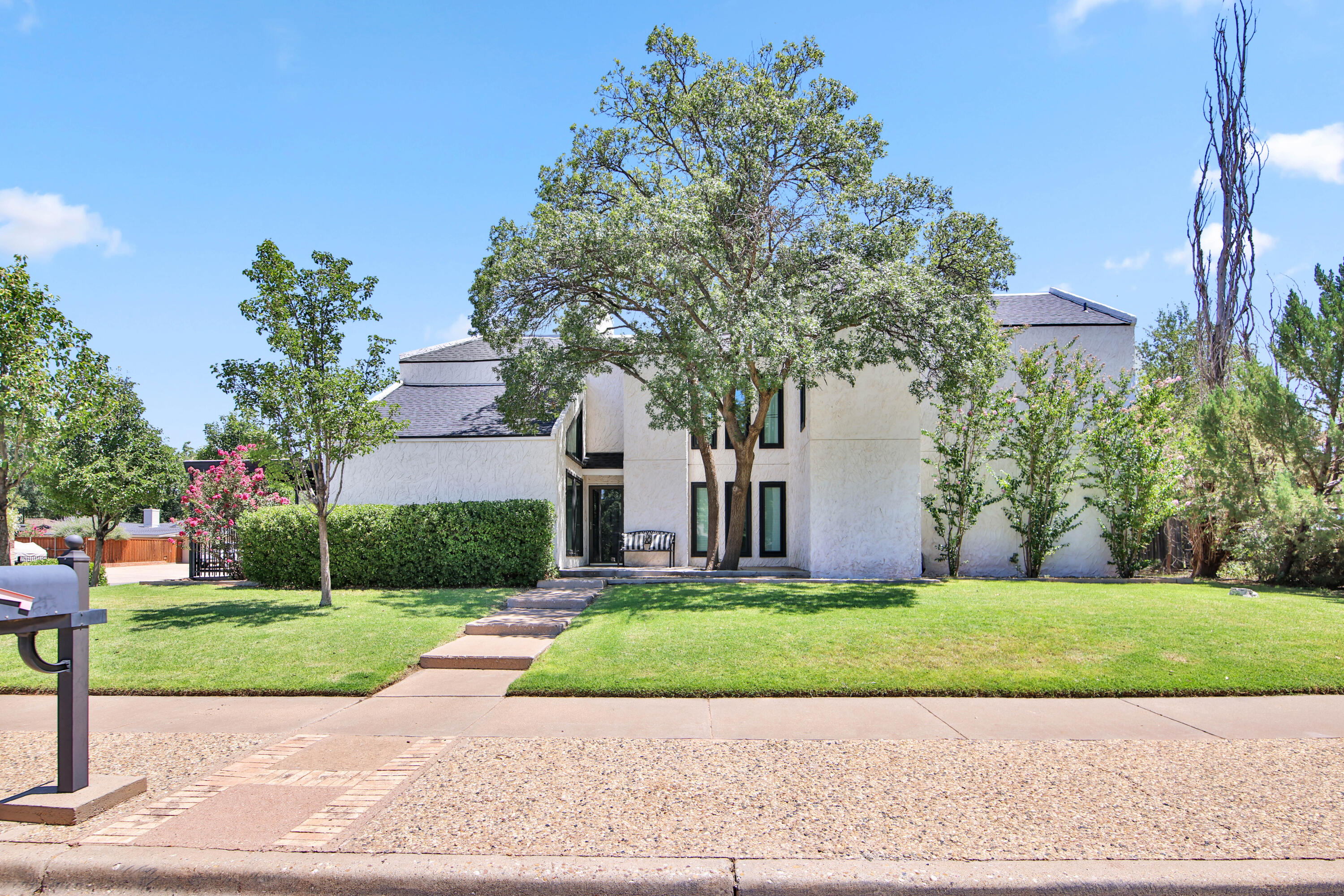 8601 Louisville Avenue — photo