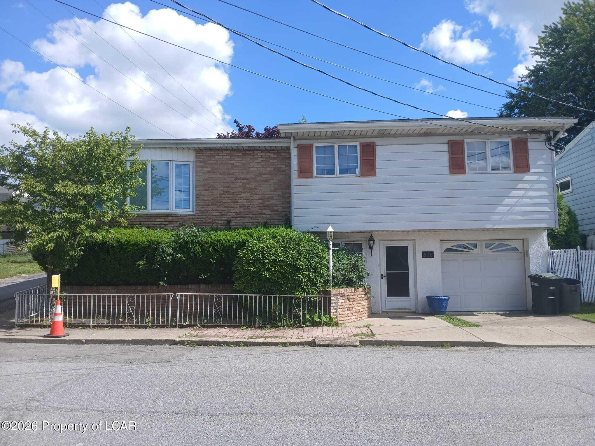 928 W 11th Street — photo