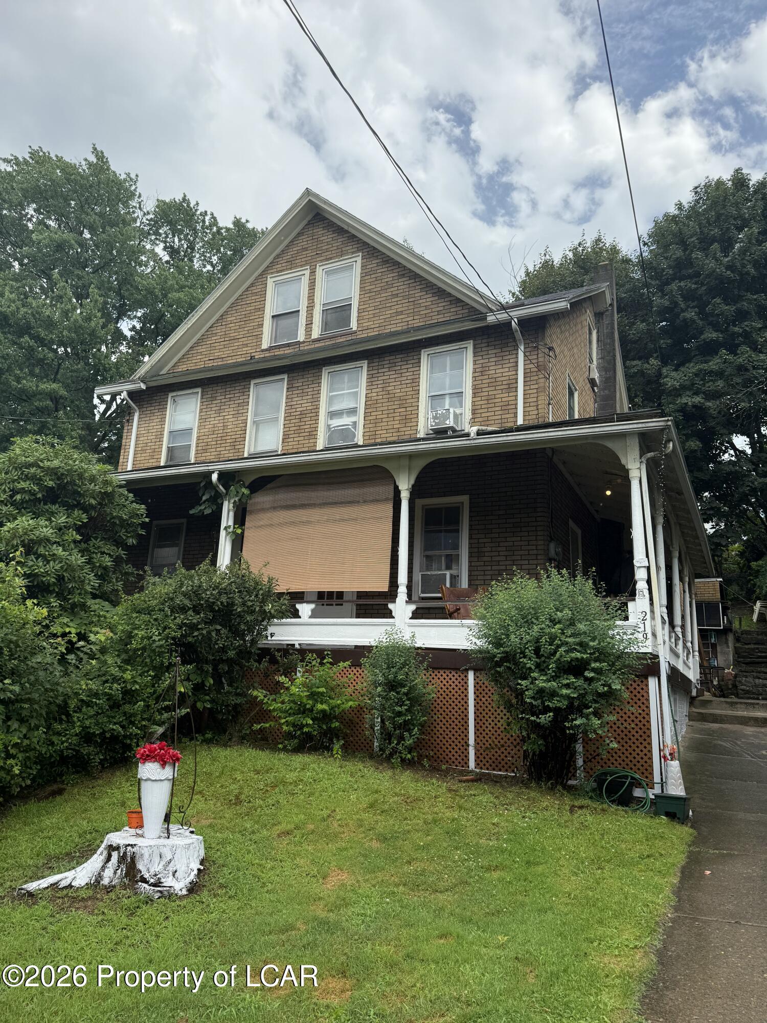 219 E Spring Street — photo