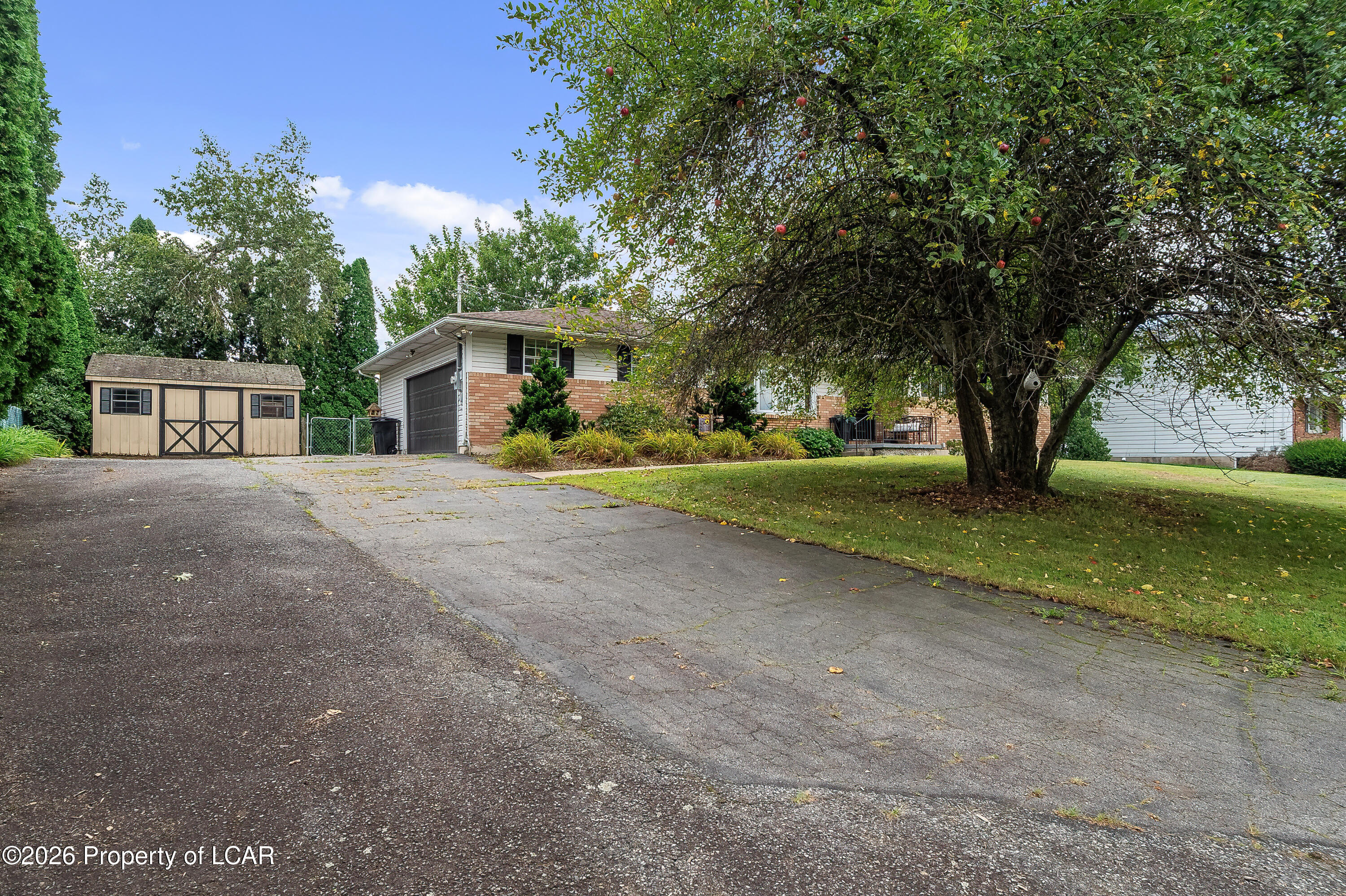 32 Redwood Drive — photo