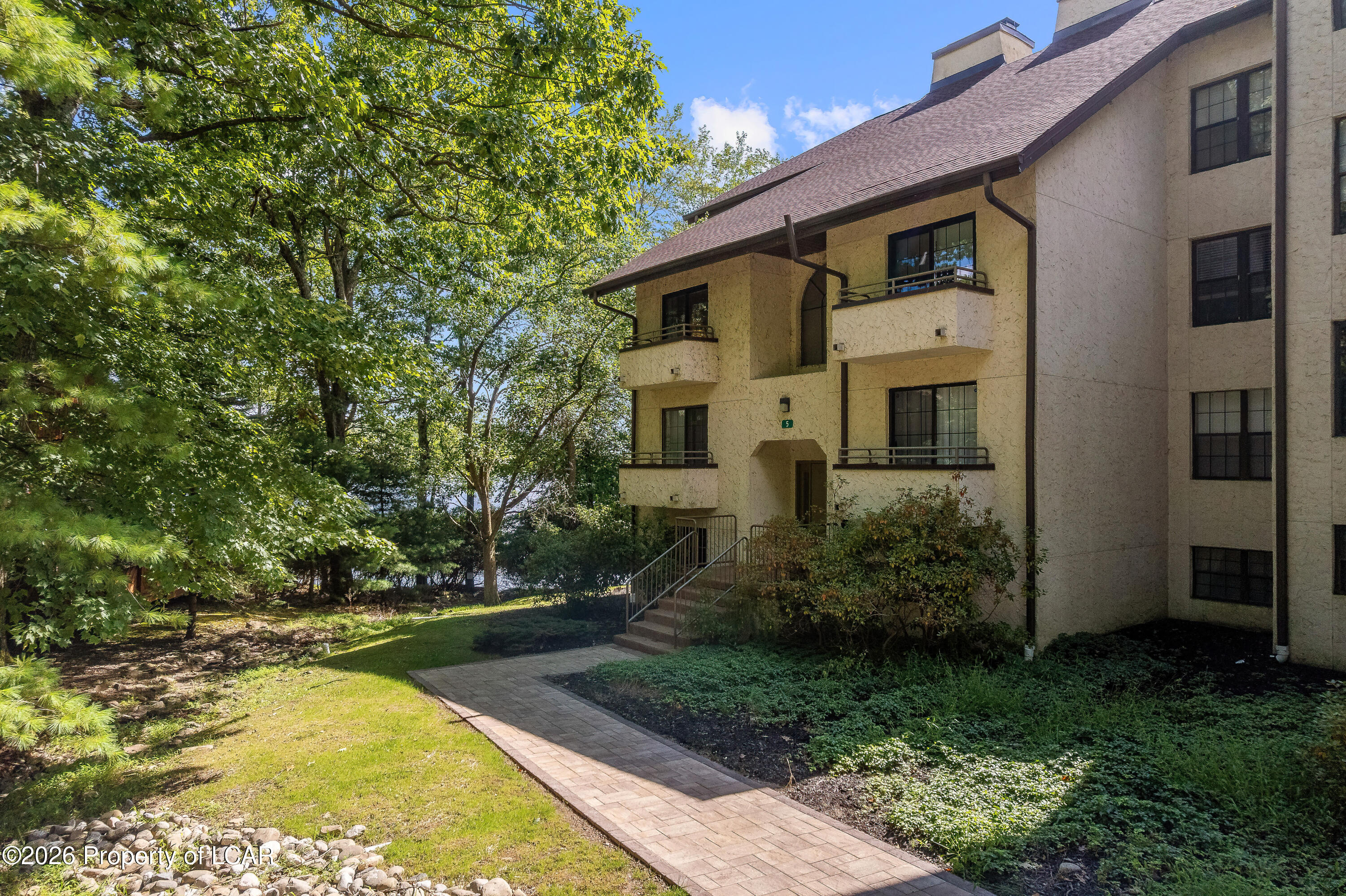 5 #301 Midlake Drive — photo