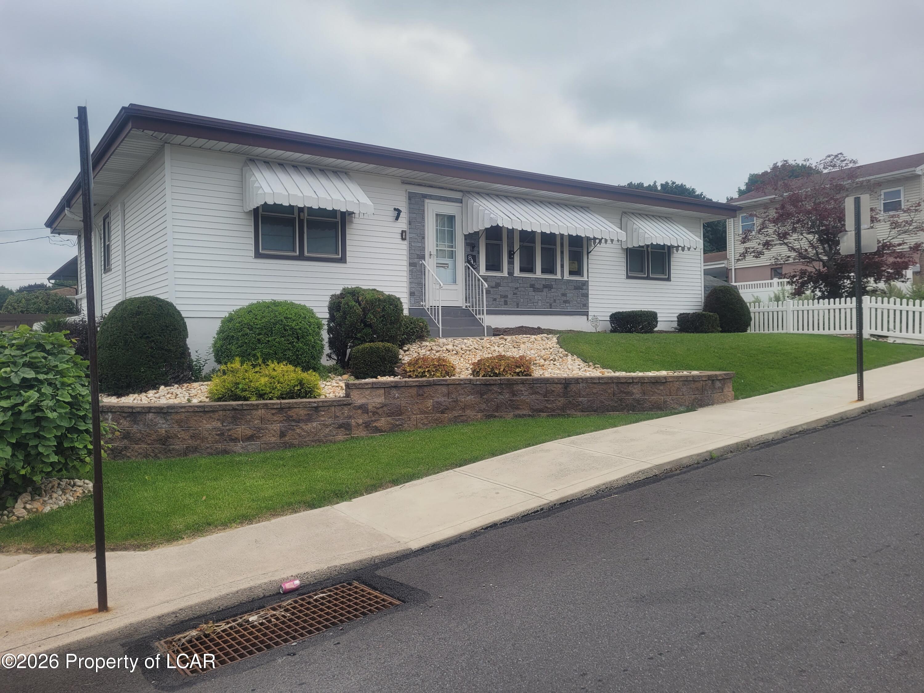 845 Lincoln Street — photo