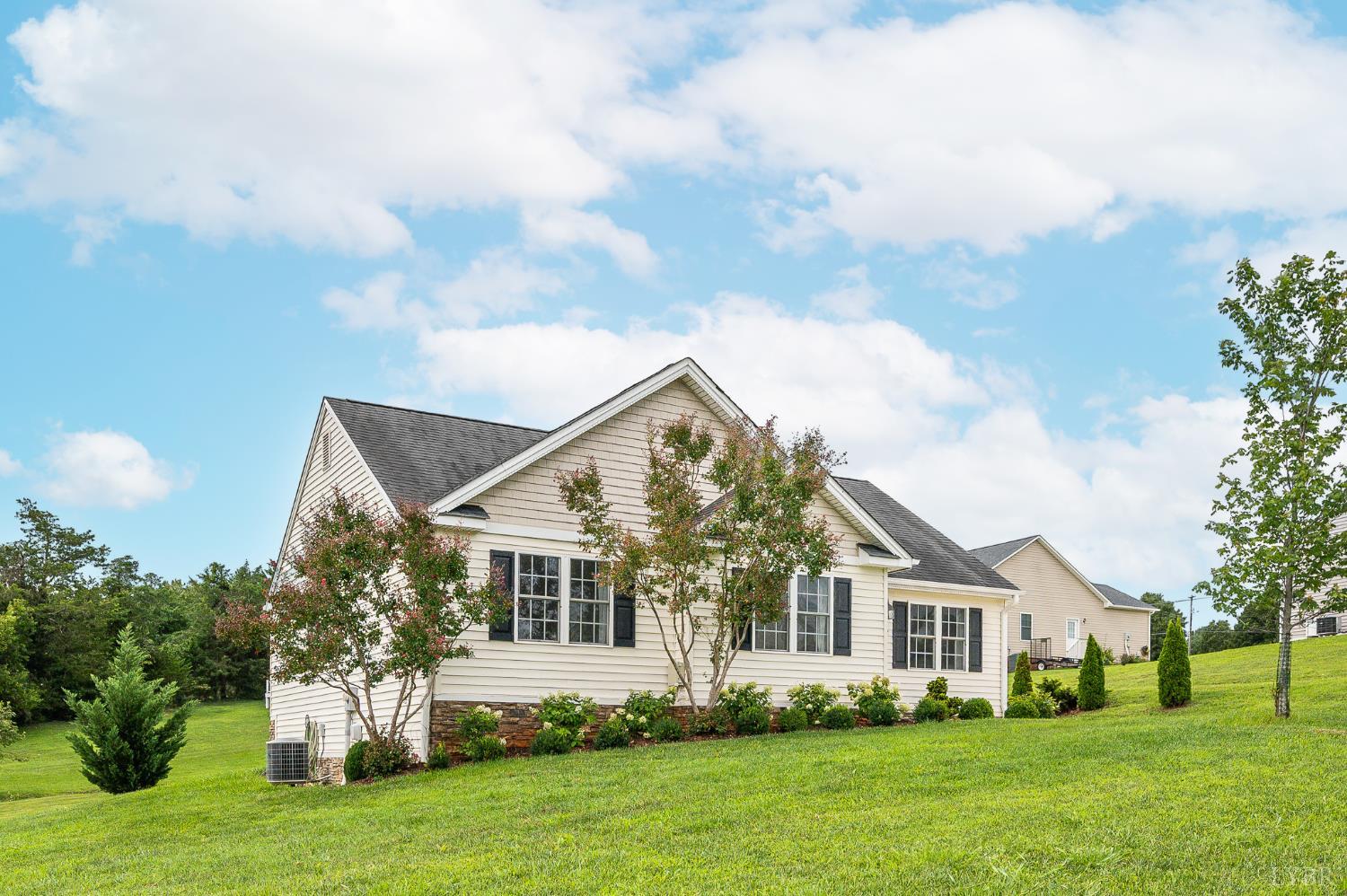 1572 Village Ct — photo