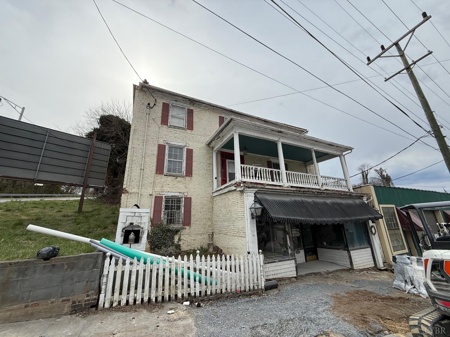 1421 Main St. — photo