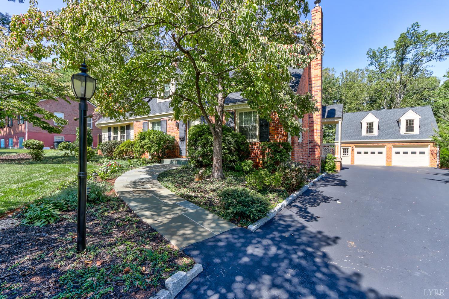 2103 Woodcrest Drive — photo