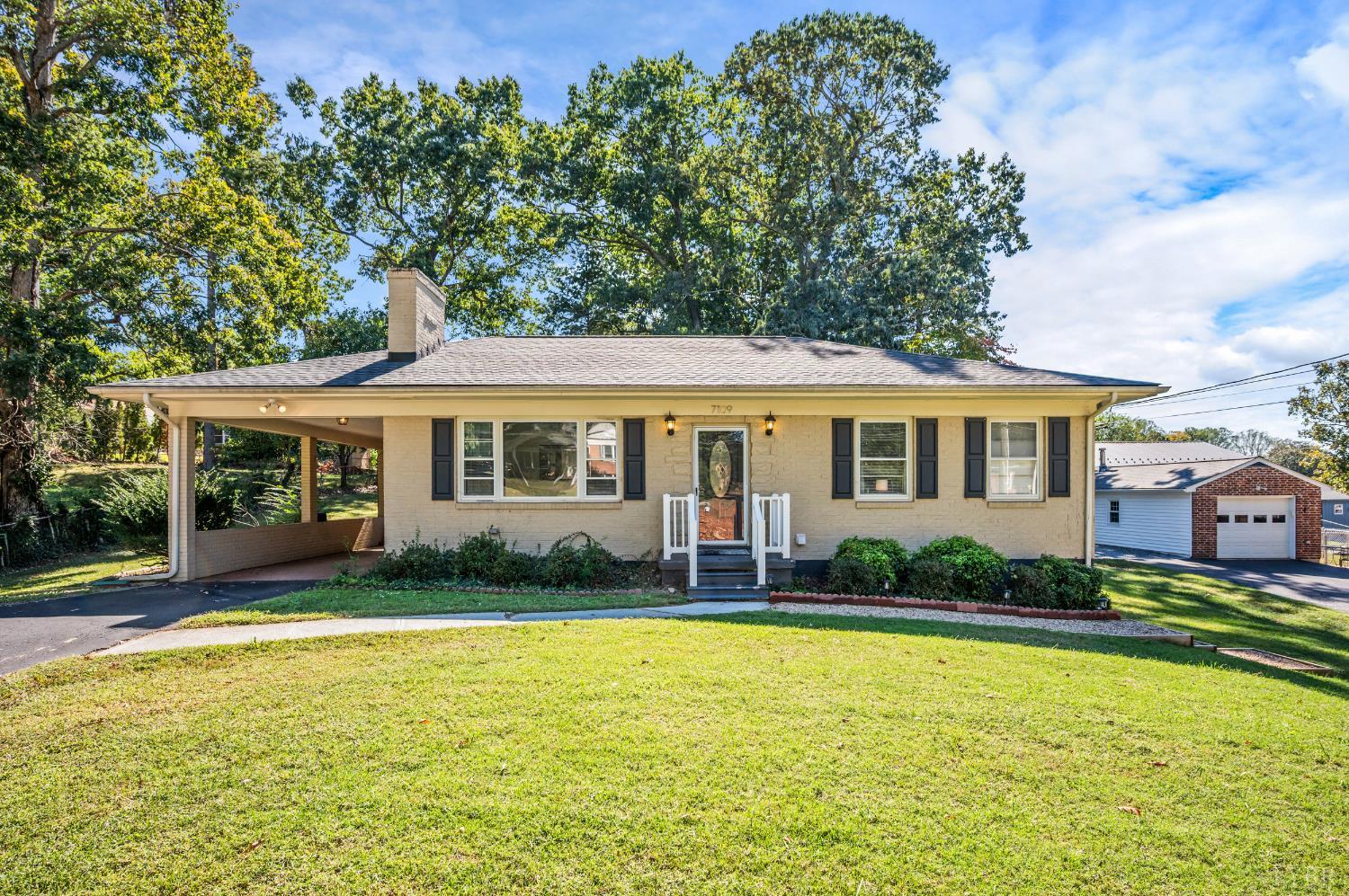 7109 Peachtree Road — photo