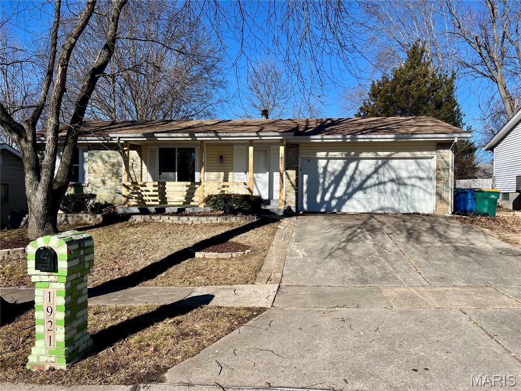 1921 Lakeheights Lane — photo