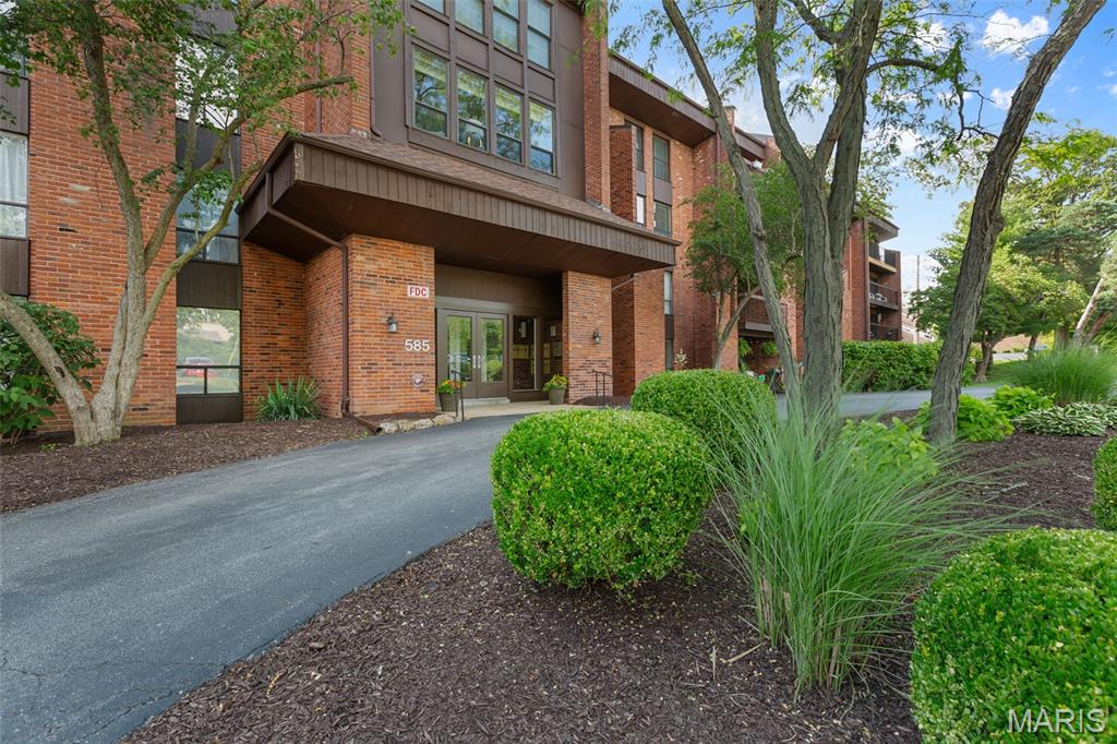 585 Coeur De Royale Drive 301 — photo