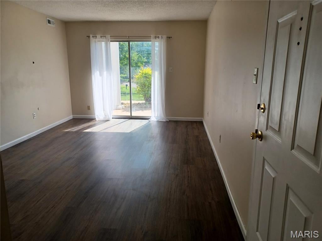 Home in St Louis, MO 63043 — photo 2
