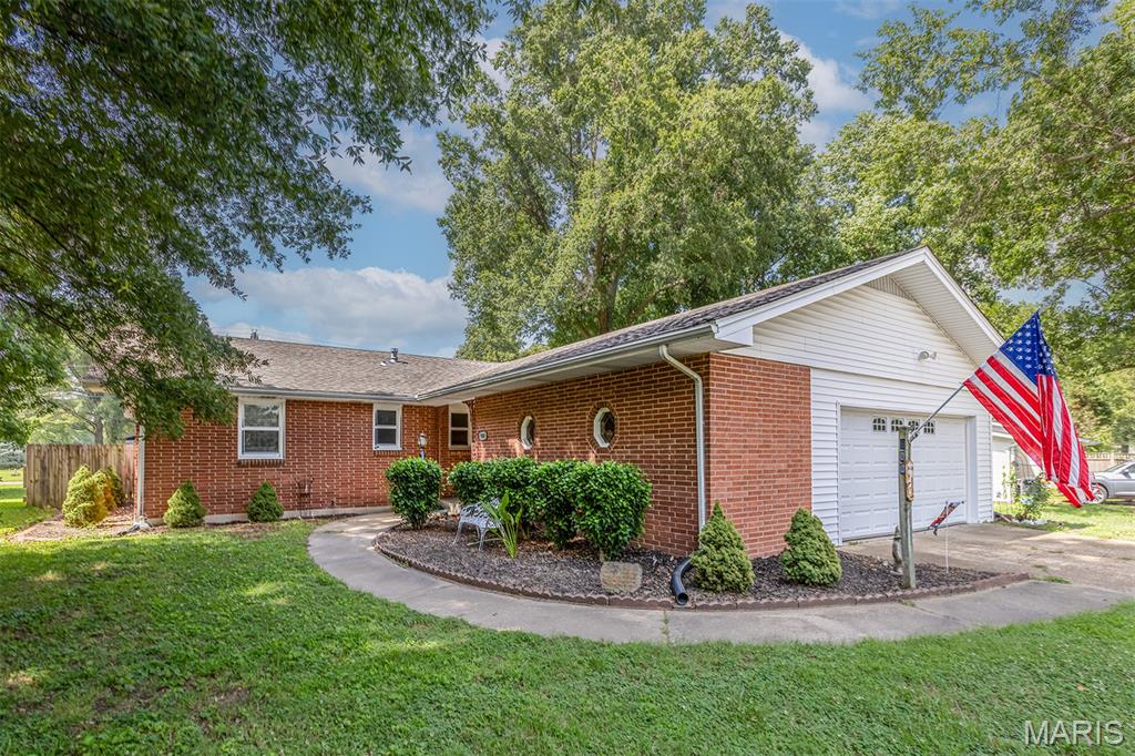 900 Hawthorn Drive — photo