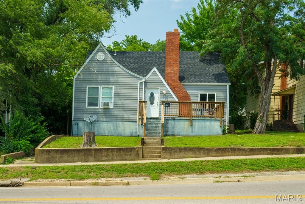 709 E 10th Street — photo