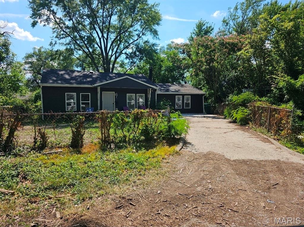 33 Helen Court — photo