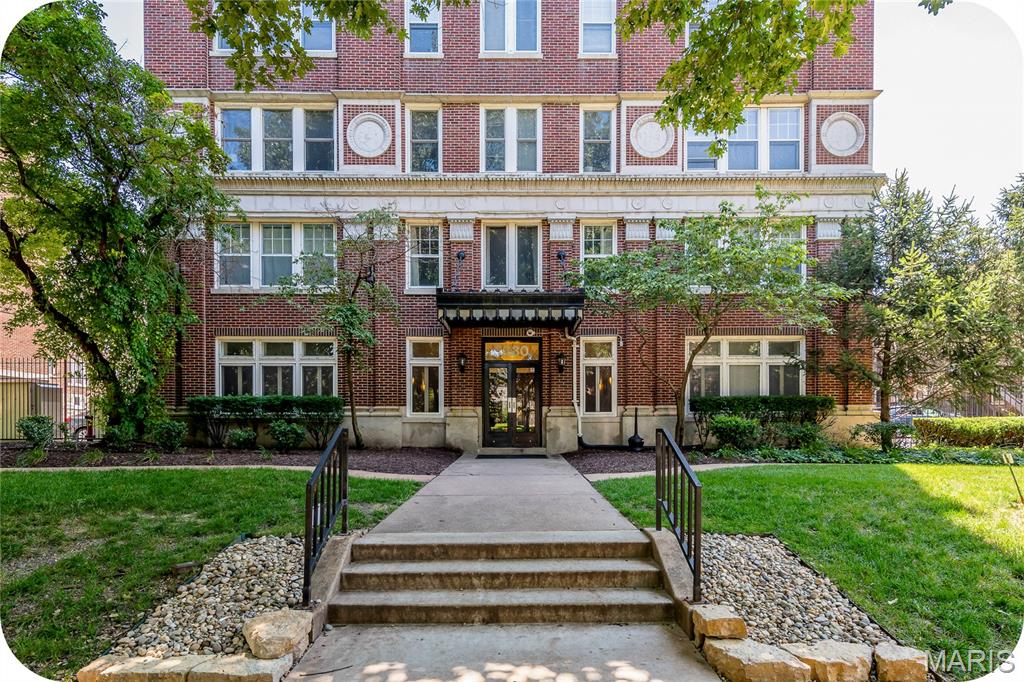 5330 Pershing 706 — photo