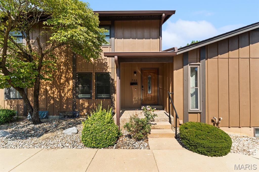 903 Hampton Court — photo