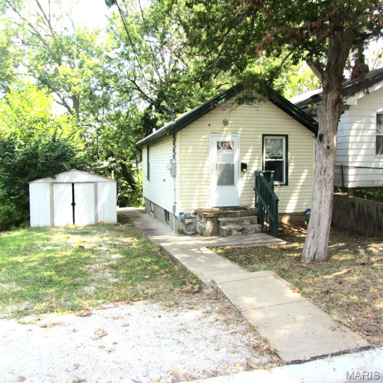 629 De Merville Avenue — photo