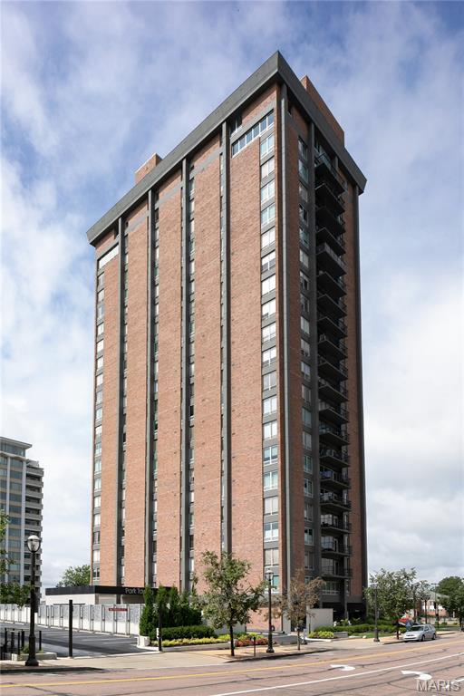 200 S Brentwood Boulevard 13F — photo