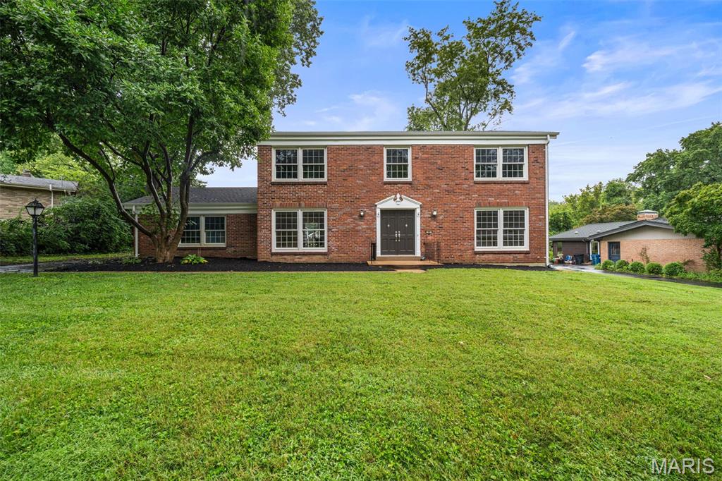 40 Ridge Point Drive, Chesterfield, MO 63017