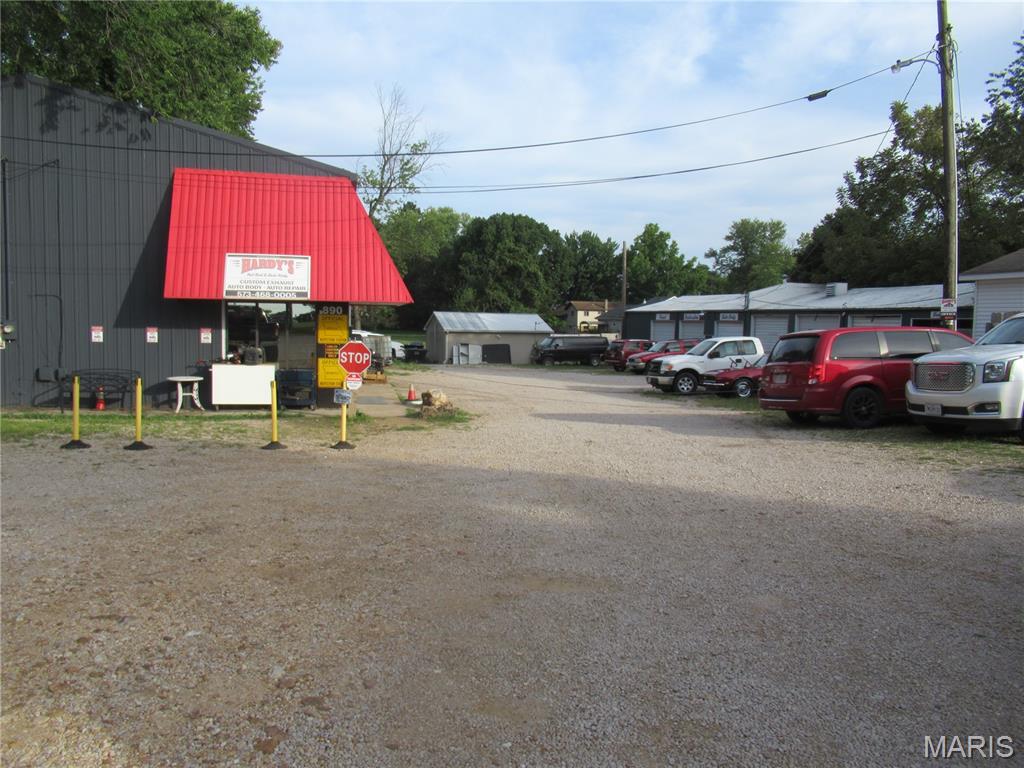 890 W Springfield Road — photo